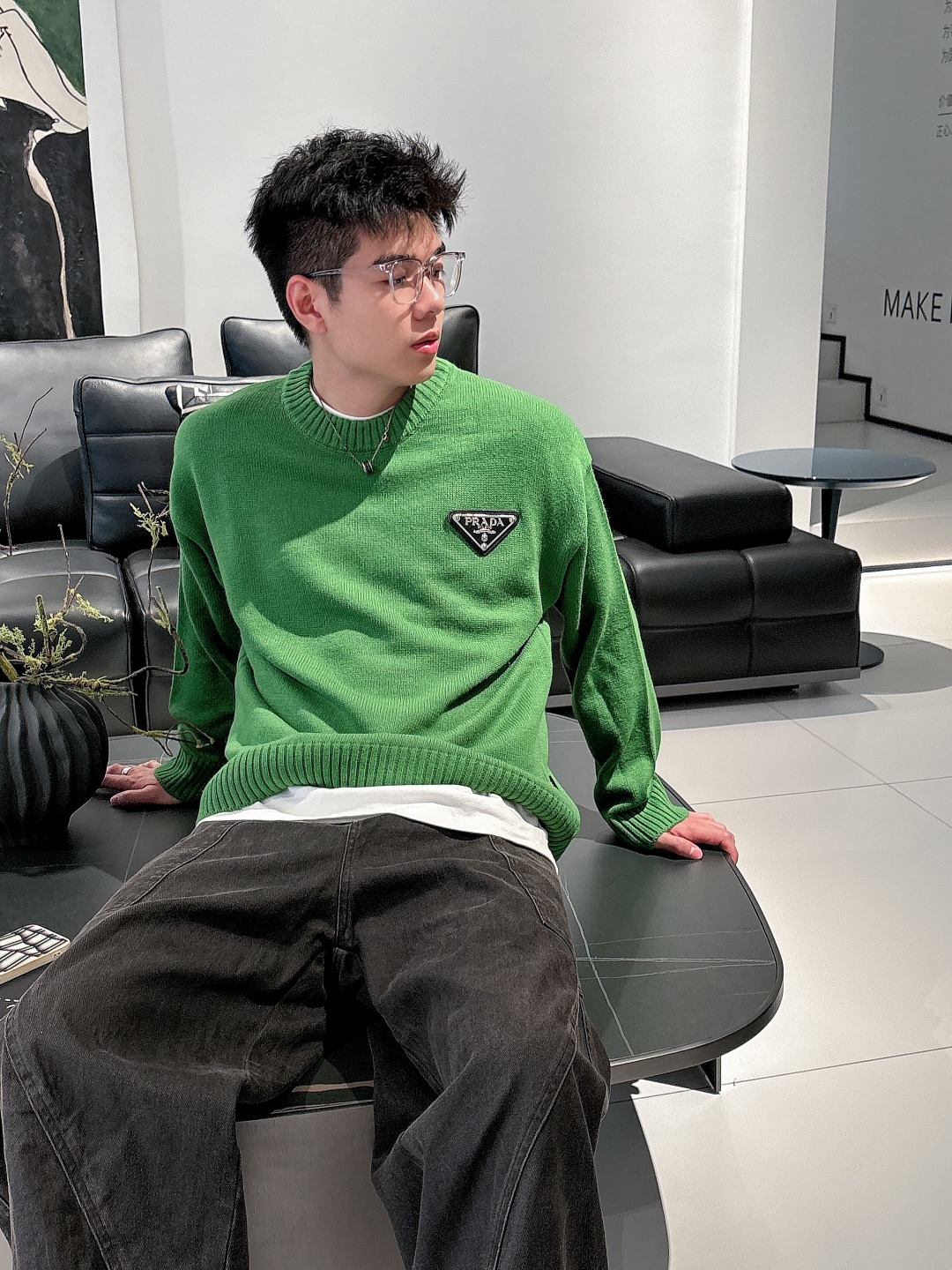 普拉达💥独家专供新品时尚休闲毛衣 进口原版科技面料，柔软舒适，上身舒适透气，亲肤不扎人，独特混搭设计风格