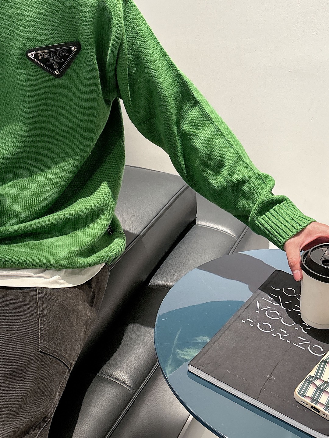 普拉达💥独家专供新品时尚休闲毛衣 进口原版科技面料，柔软舒适，上身舒适透气，亲肤不扎人，独特混搭设计风格