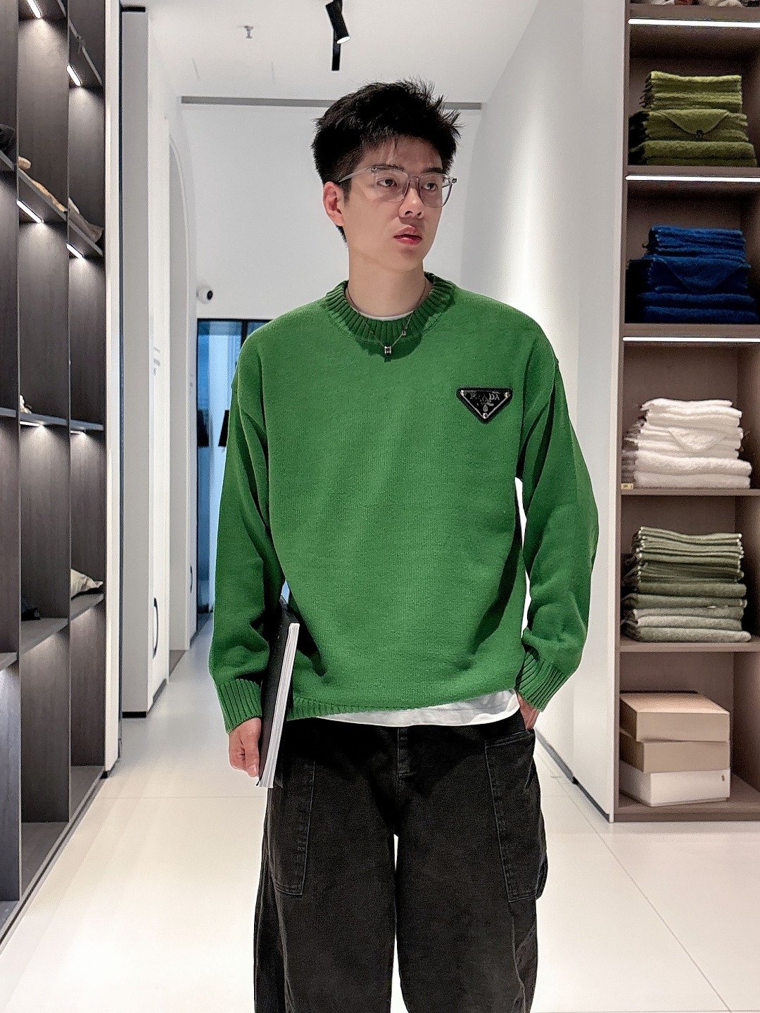 普拉达💥独家专供新品时尚休闲毛衣 进口原版科技面料，柔软舒适，上身舒适透气，亲肤不扎人，独特混搭设计风格