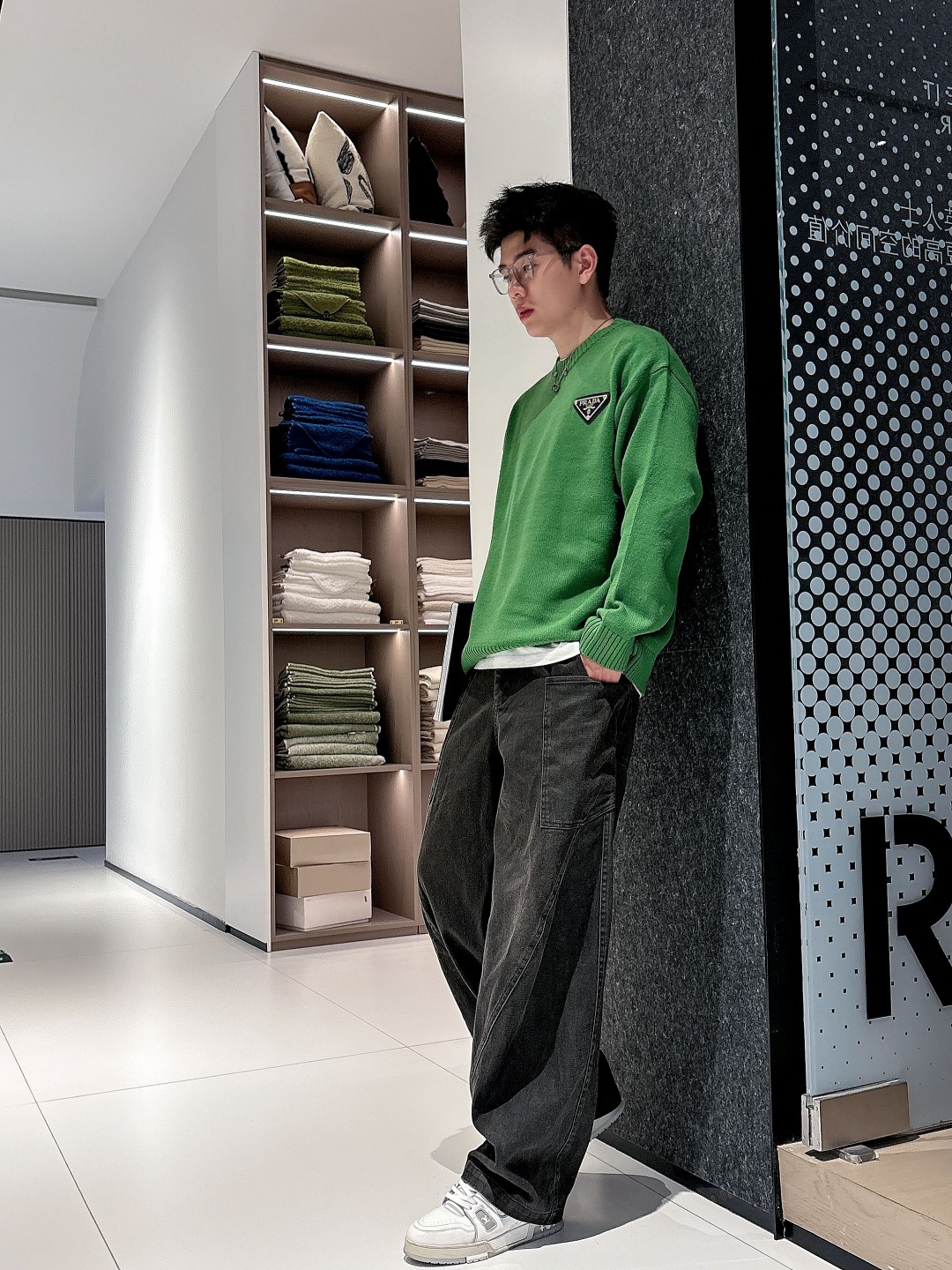 普拉达💥独家专供新品时尚休闲毛衣 进口原版科技面料，柔软舒适，上身舒适透气，亲肤不扎人，独特混搭设计风格