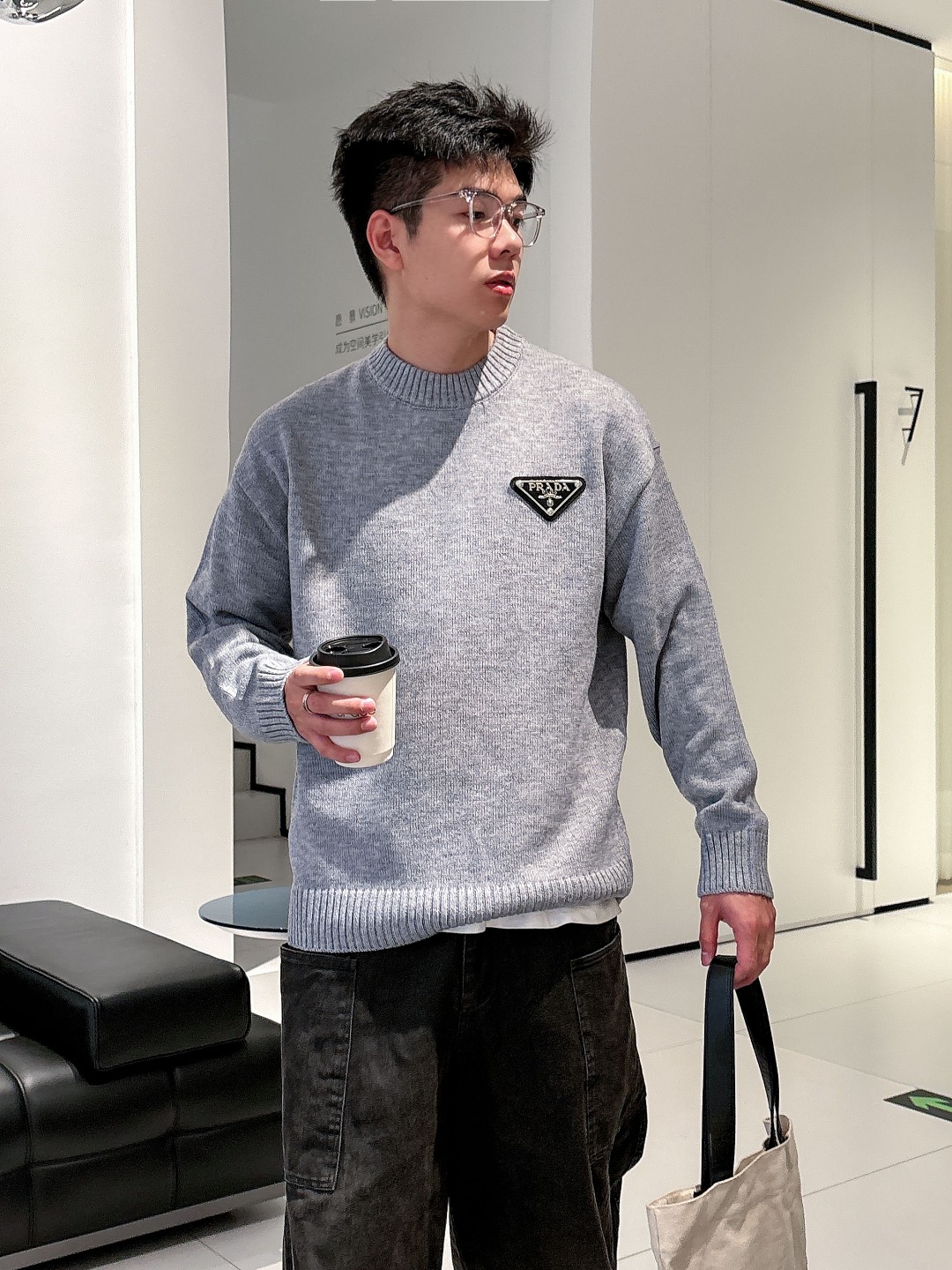 普拉达💥独家专供新品时尚休闲毛衣 进口原版科技面料，柔软舒适，上身舒适透气，亲肤不扎人，独特混搭设计风格