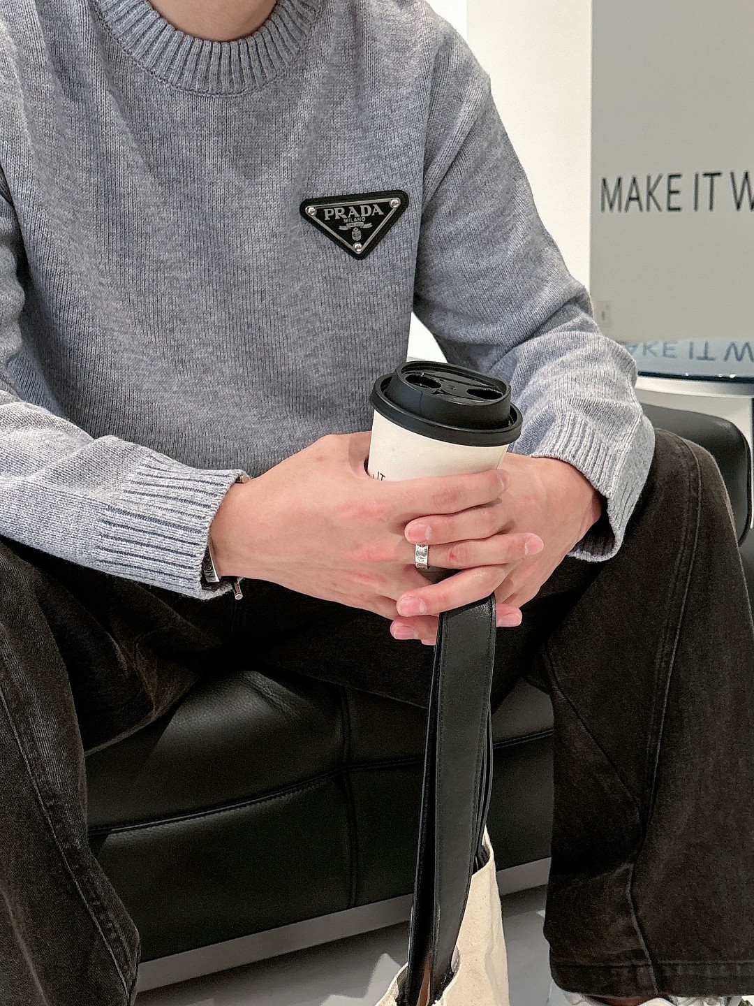 普拉达💥独家专供新品时尚休闲毛衣 进口原版科技面料，柔软舒适，上身舒适透气，亲肤不扎人，独特混搭设计风格