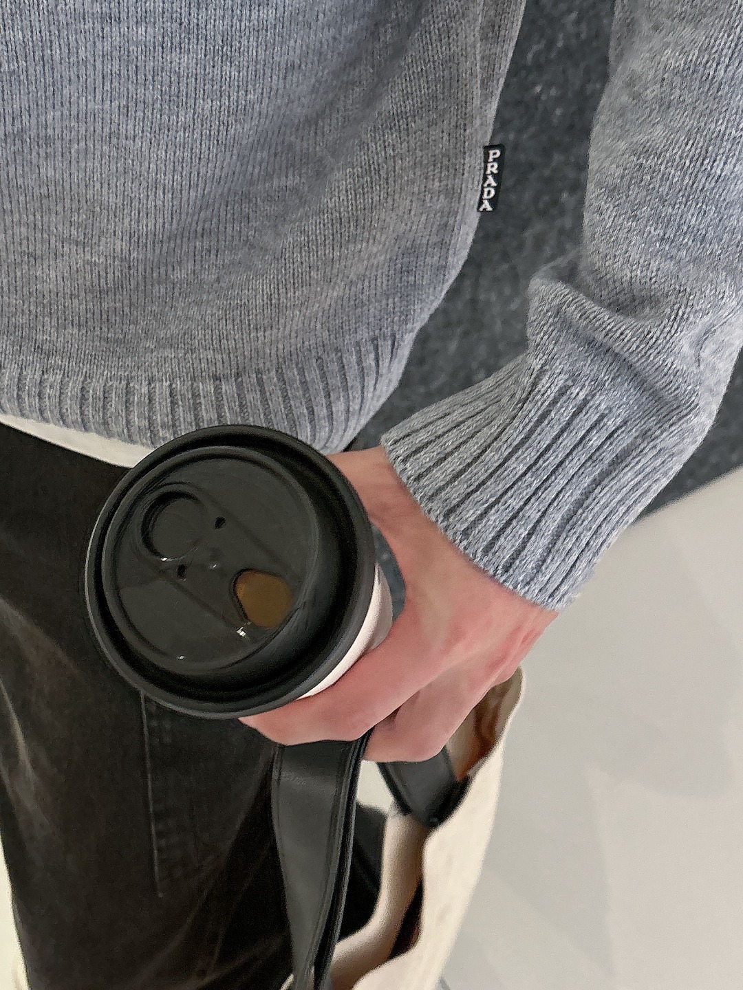 普拉达💥独家专供新品时尚休闲毛衣 进口原版科技面料，柔软舒适，上身舒适透气，亲肤不扎人，独特混搭设计风格