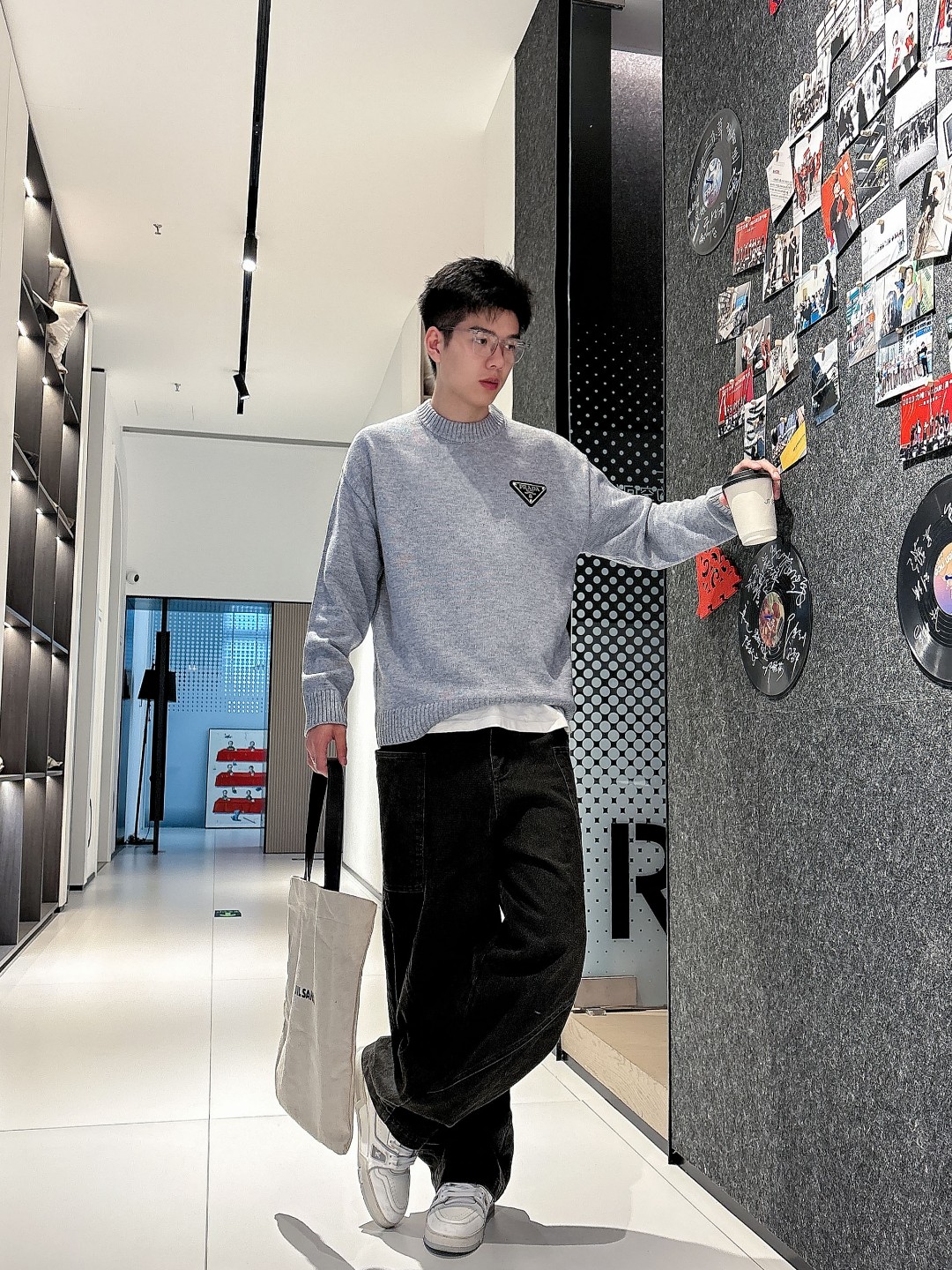 普拉达💥独家专供新品时尚休闲毛衣 进口原版科技面料，柔软舒适，上身舒适透气，亲肤不扎人，独特混搭设计风格