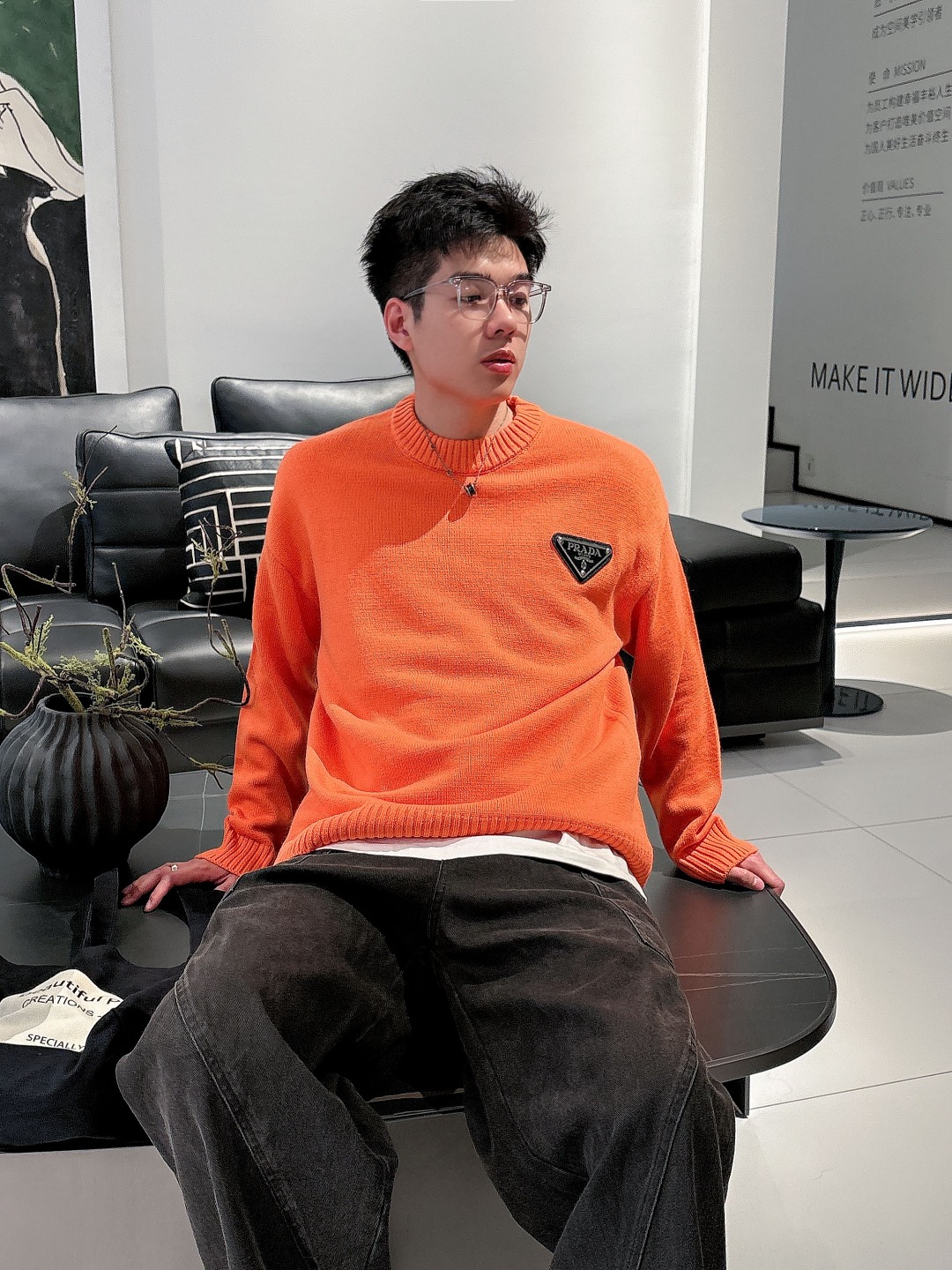 普拉达💥独家专供新品时尚休闲毛衣 进口原版科技面料，柔软舒适，上身舒适透气，亲肤不扎人，独特混搭设计风格