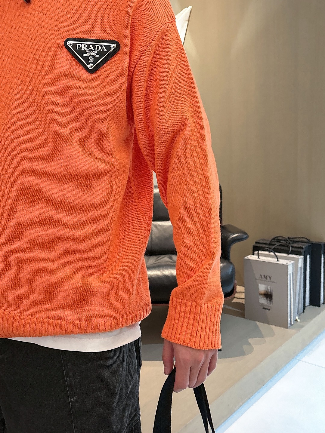 普拉达💥独家专供新品时尚休闲毛衣 进口原版科技面料，柔软舒适，上身舒适透气，亲肤不扎人，独特混搭设计风格