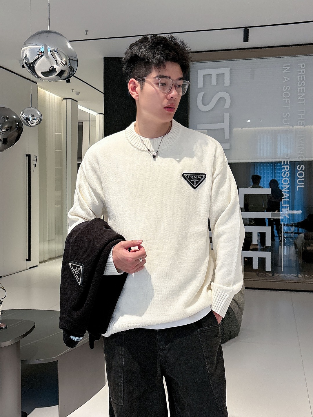 NO:566759,Prada exclusively sells new fashion casual sweaters. It is imported original technical fabrics, soft and comfortable, the upper body is comfortable and breathable, skin-friendly and non-irritating, and has a unique mix and match design style. Whether worn alone or in combination, it is a versatile item that highlights the personality of young people. It is extremely high-grade and has a handsome upper body!  Size:M-3XL,,prada,sweaters,alexander wang19860909普拉达独家专供新品时尚休闲毛衣 进口原版科技面料,柔软舒适,上身舒适透气,亲肤不扎人,独特混搭设计风格,无论是单穿还是搭配,都是百搭单品,彰显了年轻人的个性,档次极高,上身帅气十足！码数:M-3XL,,prada,sweaters,alexander wang,Men's clothing