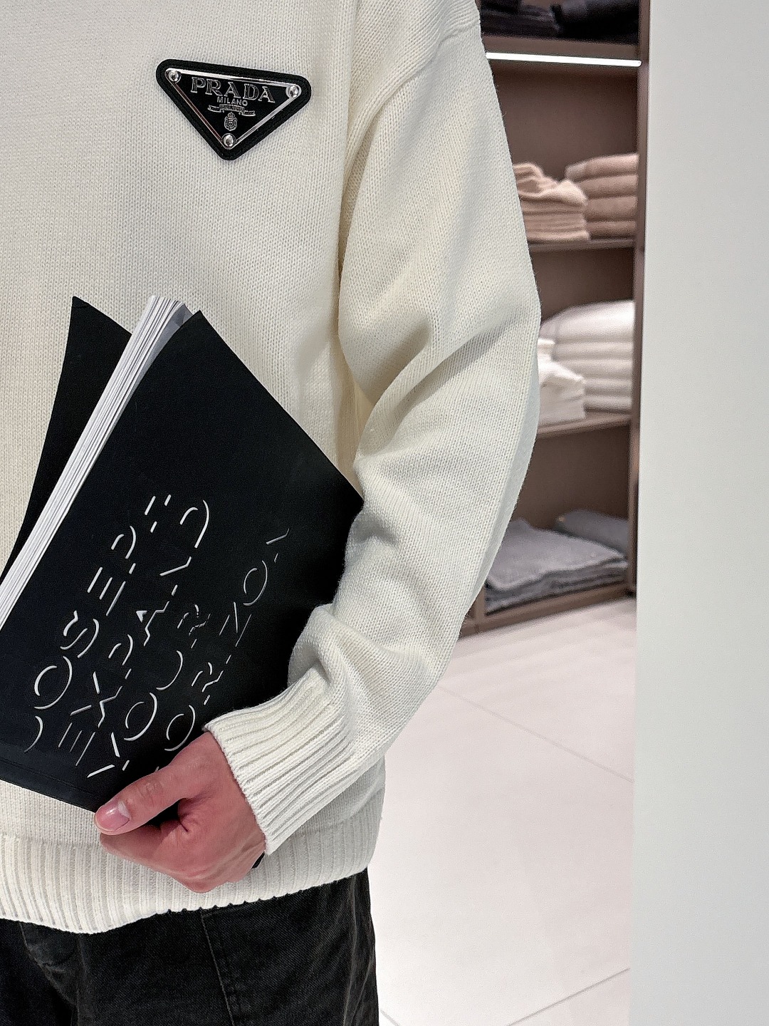 普拉达💥独家专供新品时尚休闲毛衣 进口原版科技面料，柔软舒适，上身舒适透气，亲肤不扎人，独特混搭设计风格