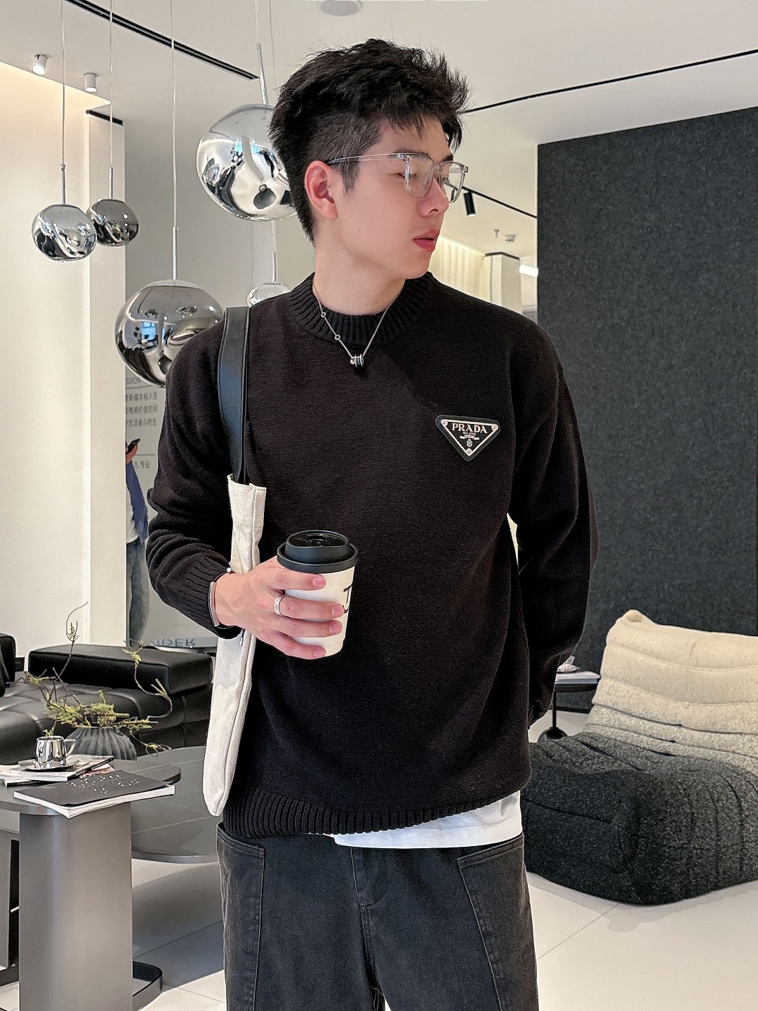 普拉达💥独家专供新品时尚休闲毛衣 进口原版科技面料，柔软舒适，上身舒适透气，亲肤不扎人，独特混搭设计风格