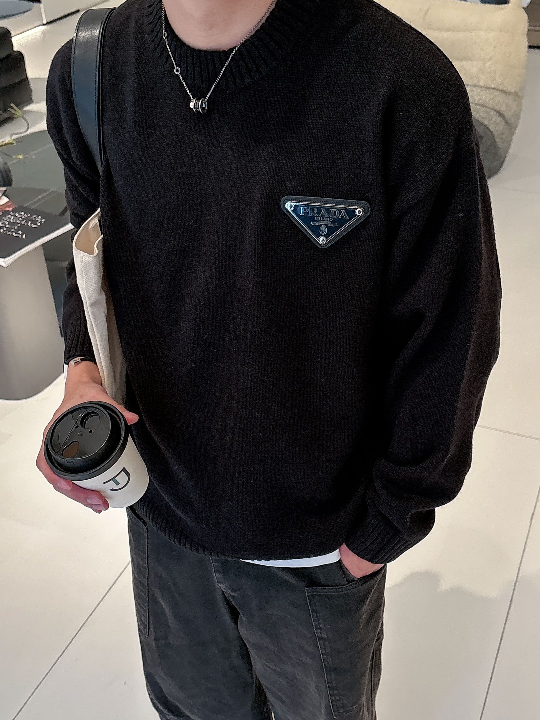 普拉达💥独家专供新品时尚休闲毛衣 进口原版科技面料，柔软舒适，上身舒适透气，亲肤不扎人，独特混搭设计风格
