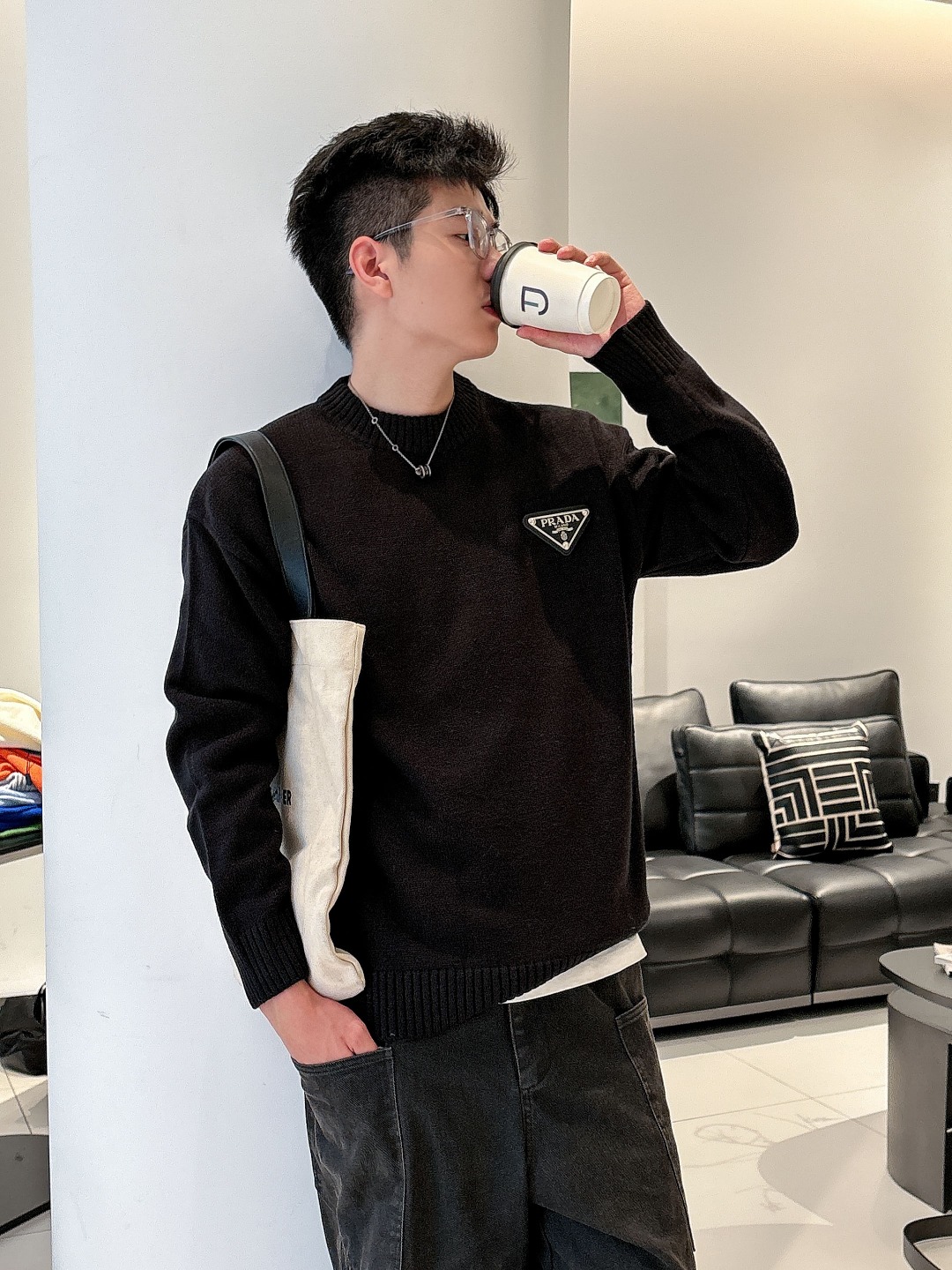 普拉达💥独家专供新品时尚休闲毛衣 进口原版科技面料，柔软舒适，上身舒适透气，亲肤不扎人，独特混搭设计风格