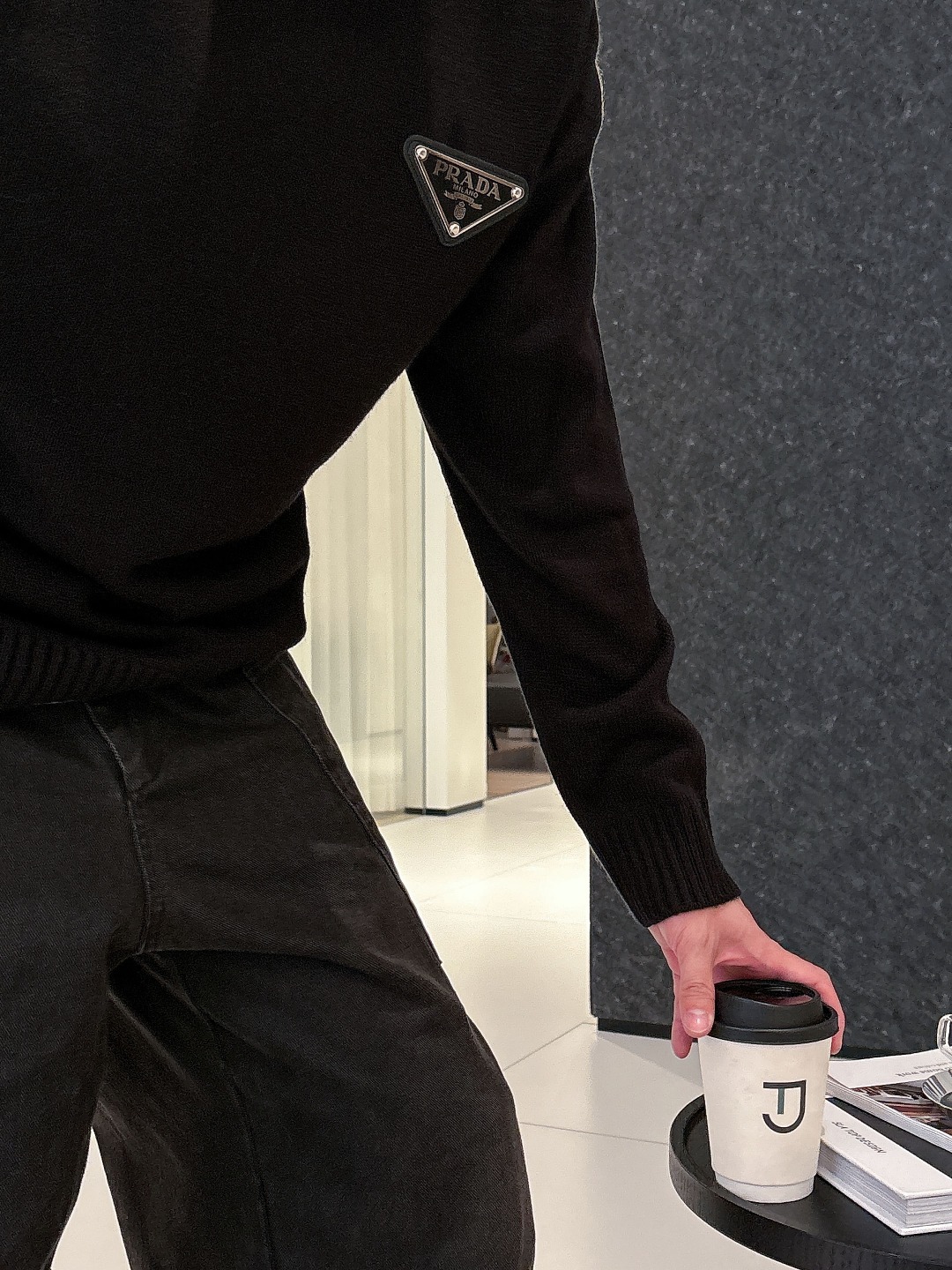 普拉达💥独家专供新品时尚休闲毛衣 进口原版科技面料，柔软舒适，上身舒适透气，亲肤不扎人，独特混搭设计风格