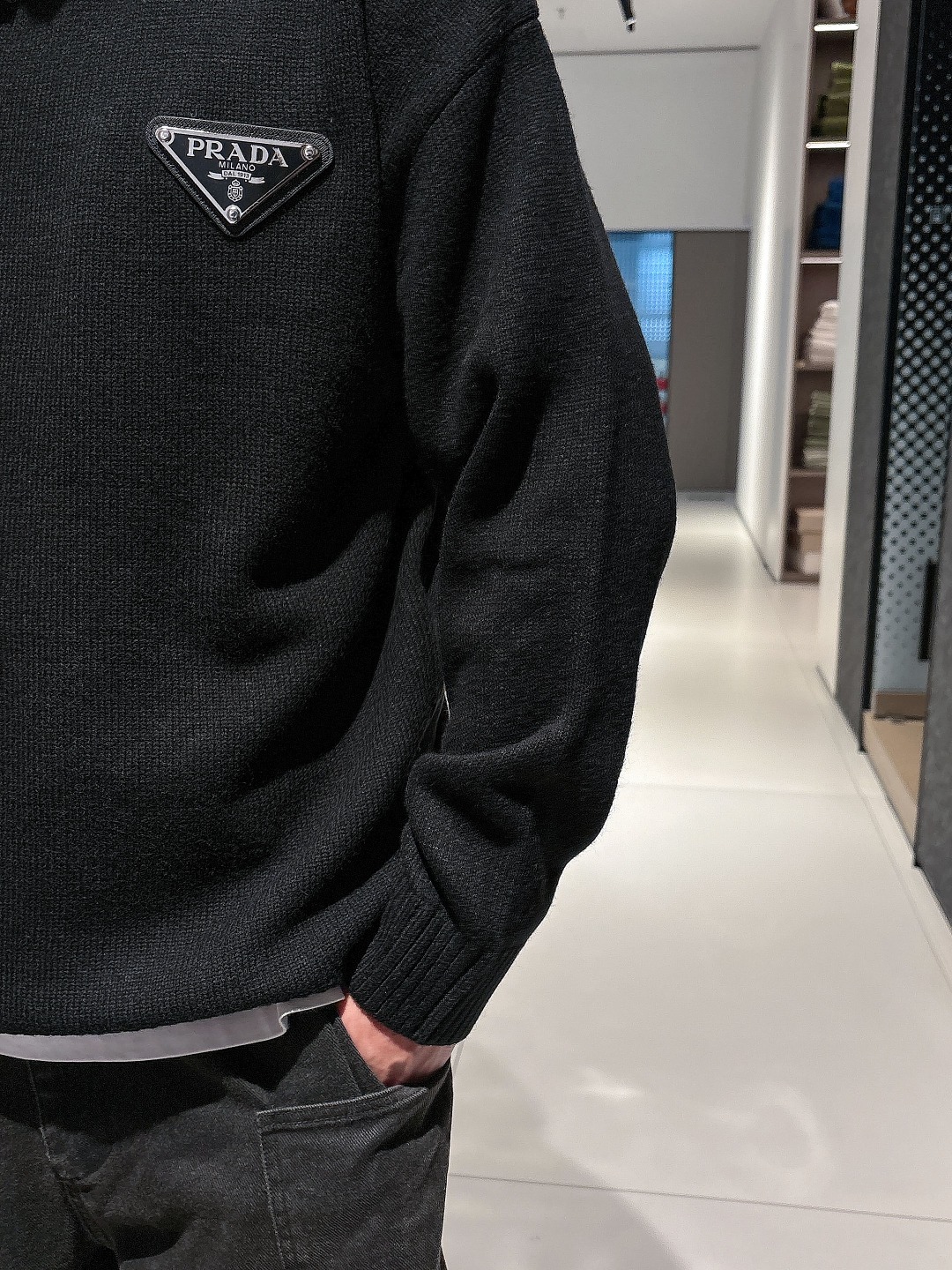 普拉达💥独家专供新品时尚休闲毛衣 进口原版科技面料，柔软舒适，上身舒适透气，亲肤不扎人，独特混搭设计风格