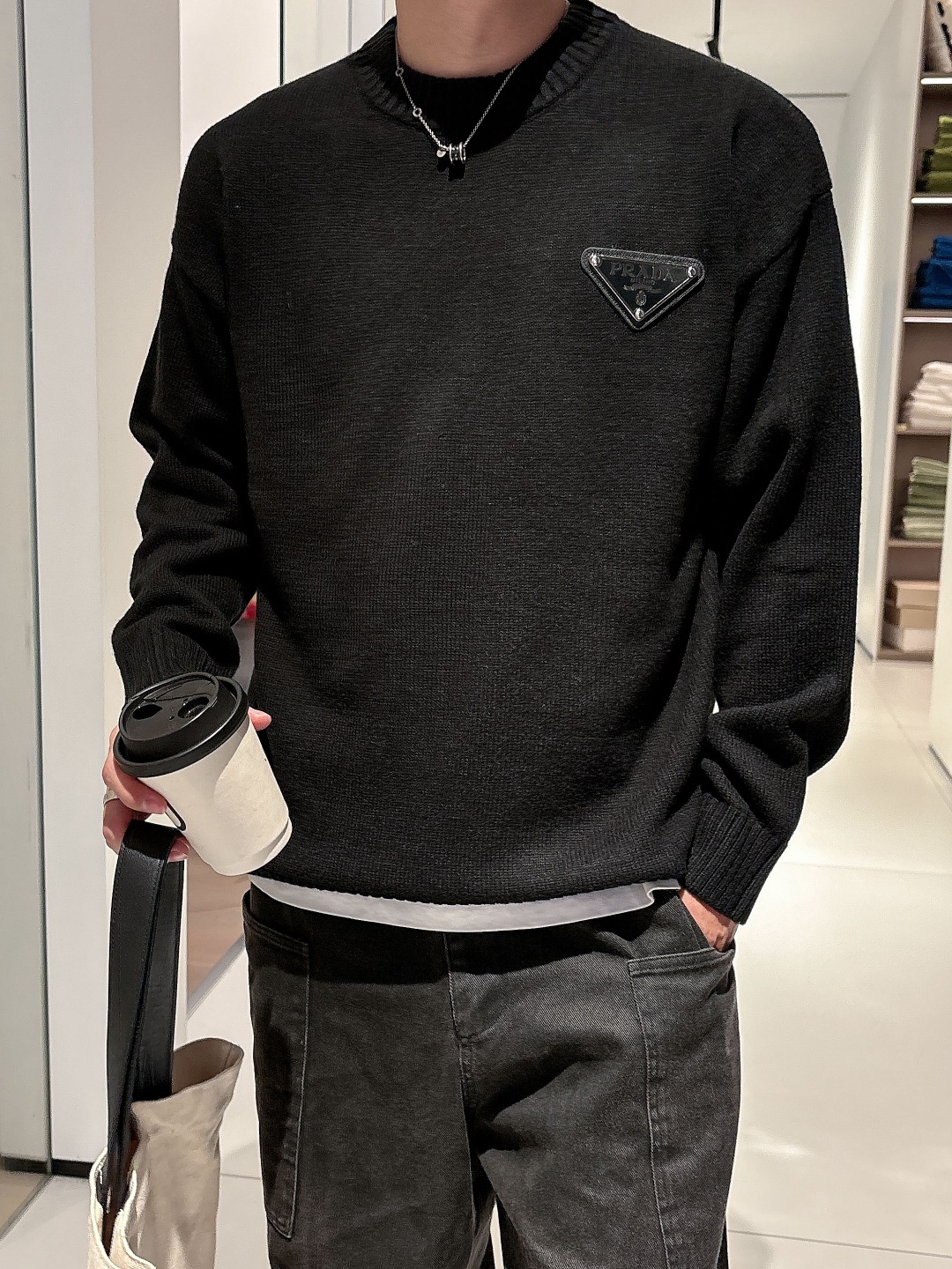 普拉达💥独家专供新品时尚休闲毛衣 进口原版科技面料，柔软舒适，上身舒适透气，亲肤不扎人，独特混搭设计风格