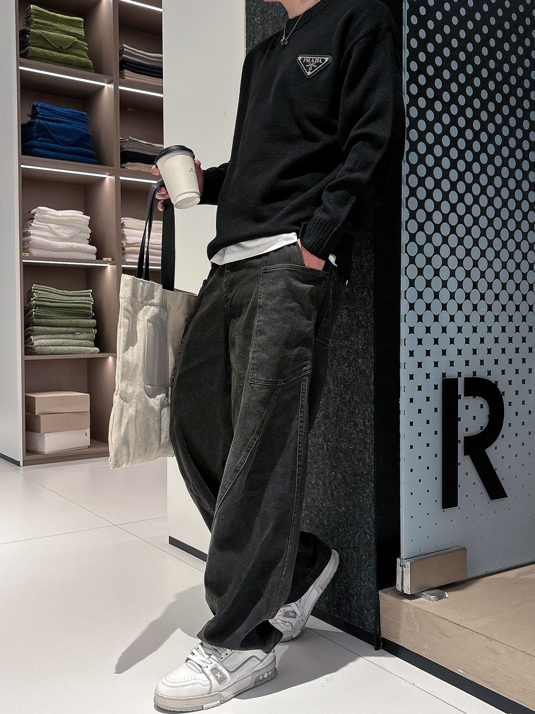 普拉达💥独家专供新品时尚休闲毛衣 进口原版科技面料，柔软舒适，上身舒适透气，亲肤不扎人，独特混搭设计风格