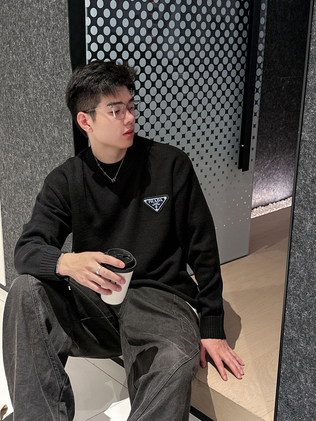 普拉达💥独家专供新品时尚休闲毛衣 进口原版科技面料，柔软舒适，上身舒适透气，亲肤不扎人，独特混搭设计风格