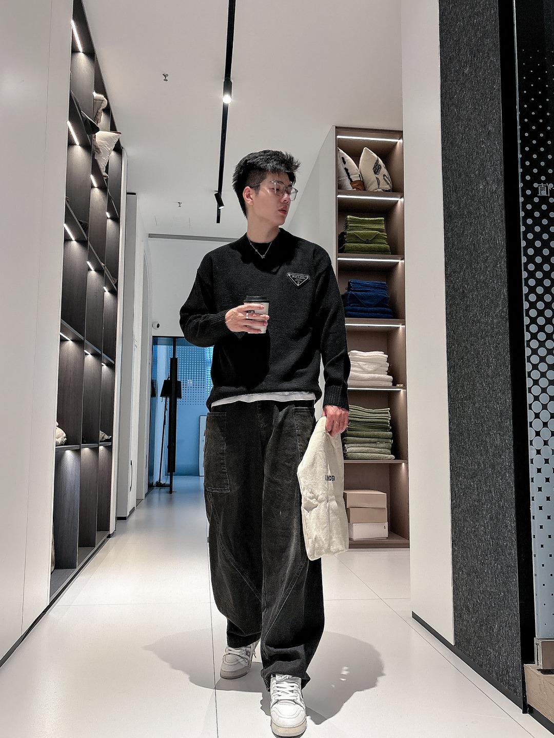 普拉达💥独家专供新品时尚休闲毛衣 进口原版科技面料，柔软舒适，上身舒适透气，亲肤不扎人，独特混搭设计风格