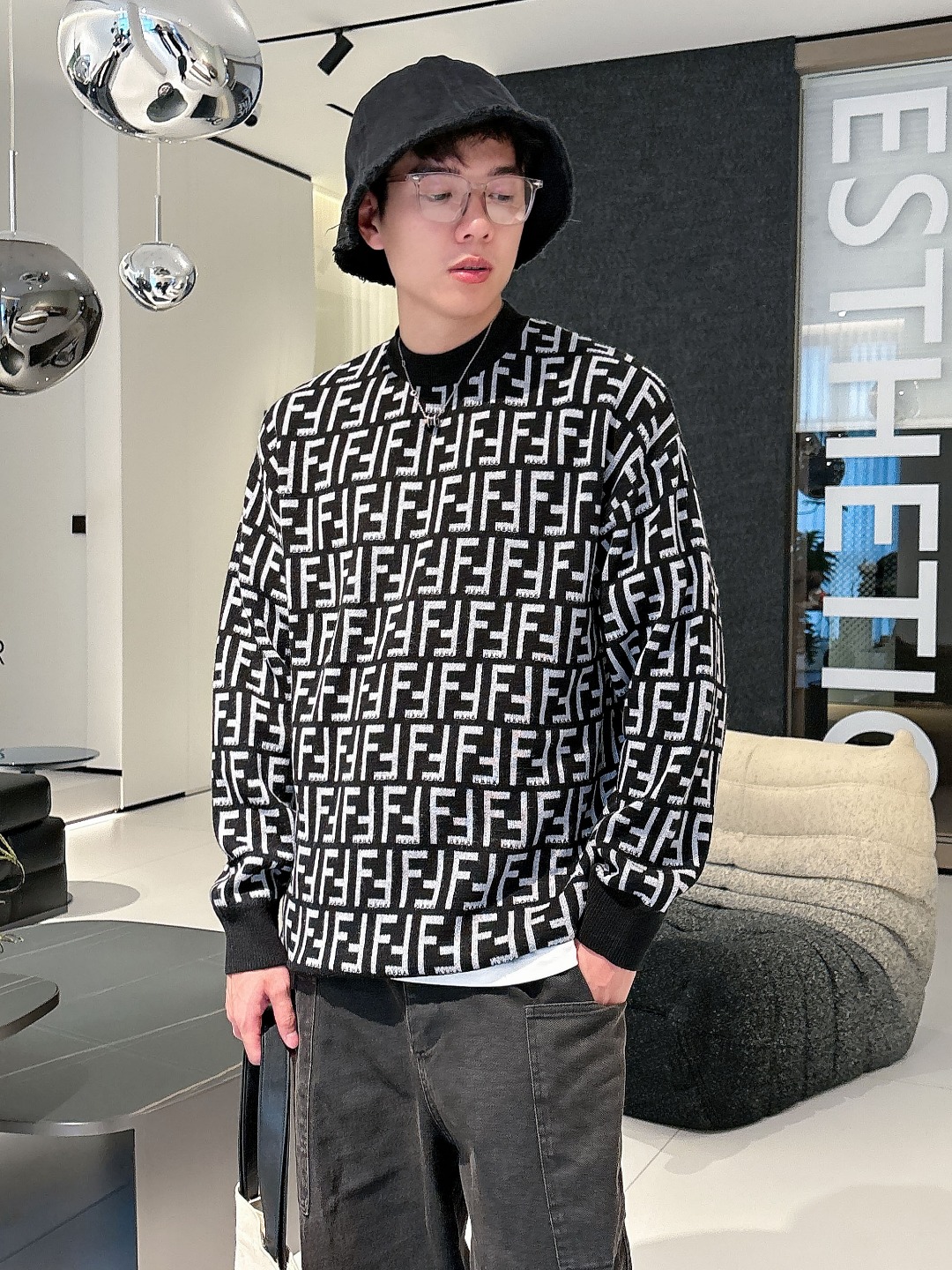 NO:521605,Fendi New Fashion Casual Sweater Imported Original Technology Fabric, soft and comfortable, comfortable and breathable on the upper body, skin-friendly and not stubborn. It has a unique mixed and matched design style. Whether worn alone or matched, it is a versatile item, demonstrating the personality of young people, with a very high level and a handsome upper body!  Number of codes: M-3XL, fendi, sweaters, alexander wang19860909芬迪 新品时尚休闲毛衣 进口原版科技面料,柔软舒适,上身舒适透气,亲肤不扎人,独特混搭设计风格,无论是单穿还是搭配,都是百搭单品,彰显了年轻人的个性,档次极高,上身帅气十足！码数:M-3XL,,fendi,sweaters,alexander wang,Men's clothing