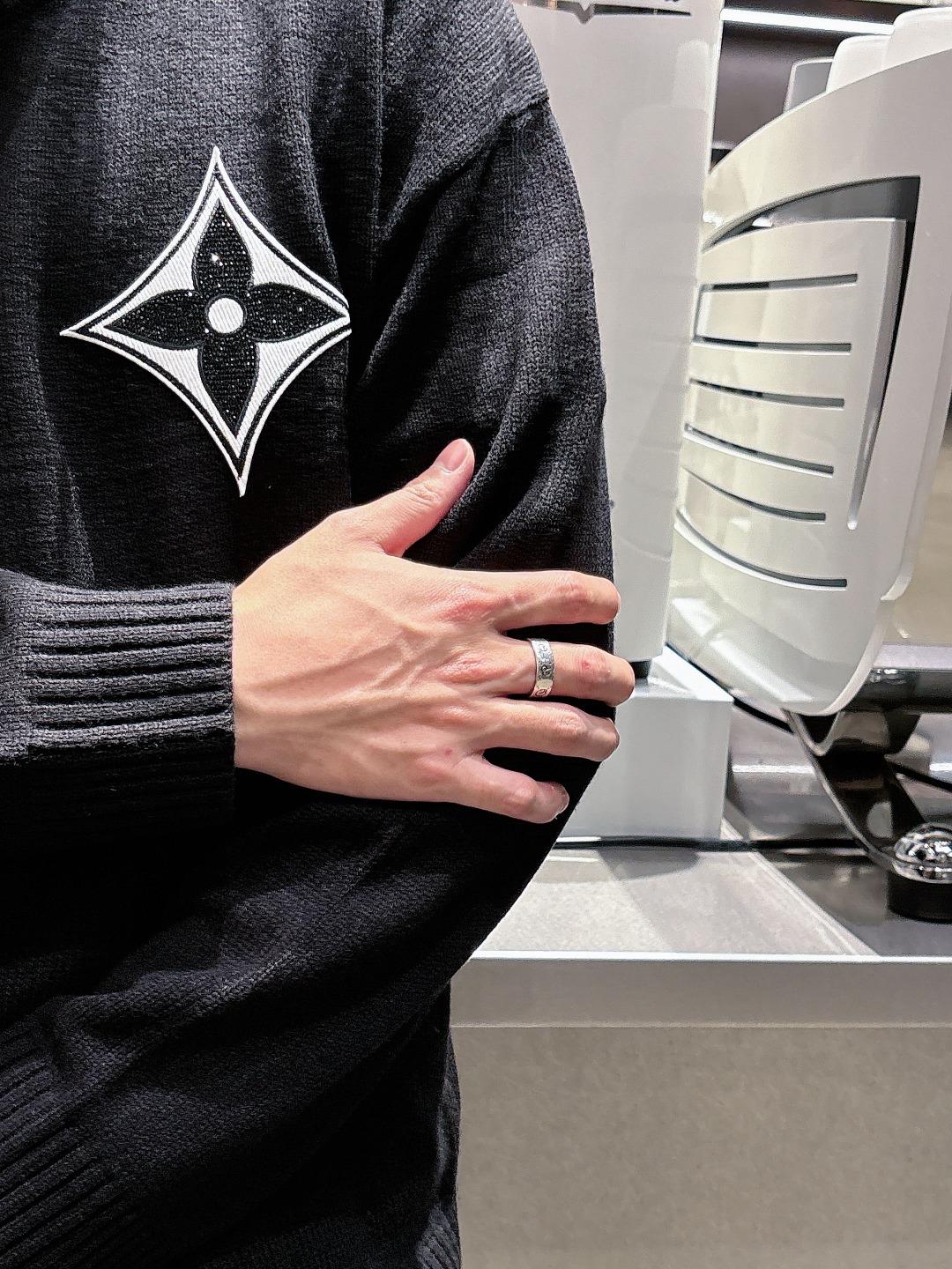 Lv💥独家专供新品时尚休闲毛衣 进口原版科技面料，柔软舒适，上身舒适透气，亲肤不扎人，独特混搭设计风格，