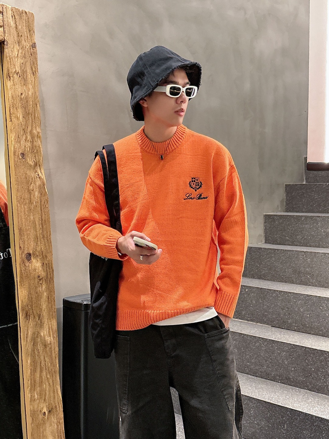 NO:566768,LP exclusively supplies new fashionable casual sweaters. Imported original technical fabrics are soft and comfortable, the upper body is comfortable and breathable, skin-friendly and non-irritating. It has a unique mix and match design style. Whether worn alone or in combination, it is a versatile item that highlights the personality of young people. It is extremely high-grade and has a handsome upper body!  Code number: M-3XLP,,loro piana,sweaters,alexander wang19860909LP独家专供新品时尚休闲毛衣 进口原版科技面料,柔软舒适,上身舒适透气,亲肤不扎人,独特混搭设计风格,无论是单穿还是搭配,都是百搭单品,彰显了年轻人的个性,档次极高,上身帅气十足！码数:M-3XLP,,loro piana,sweaters,alexander wang,Men's clothing