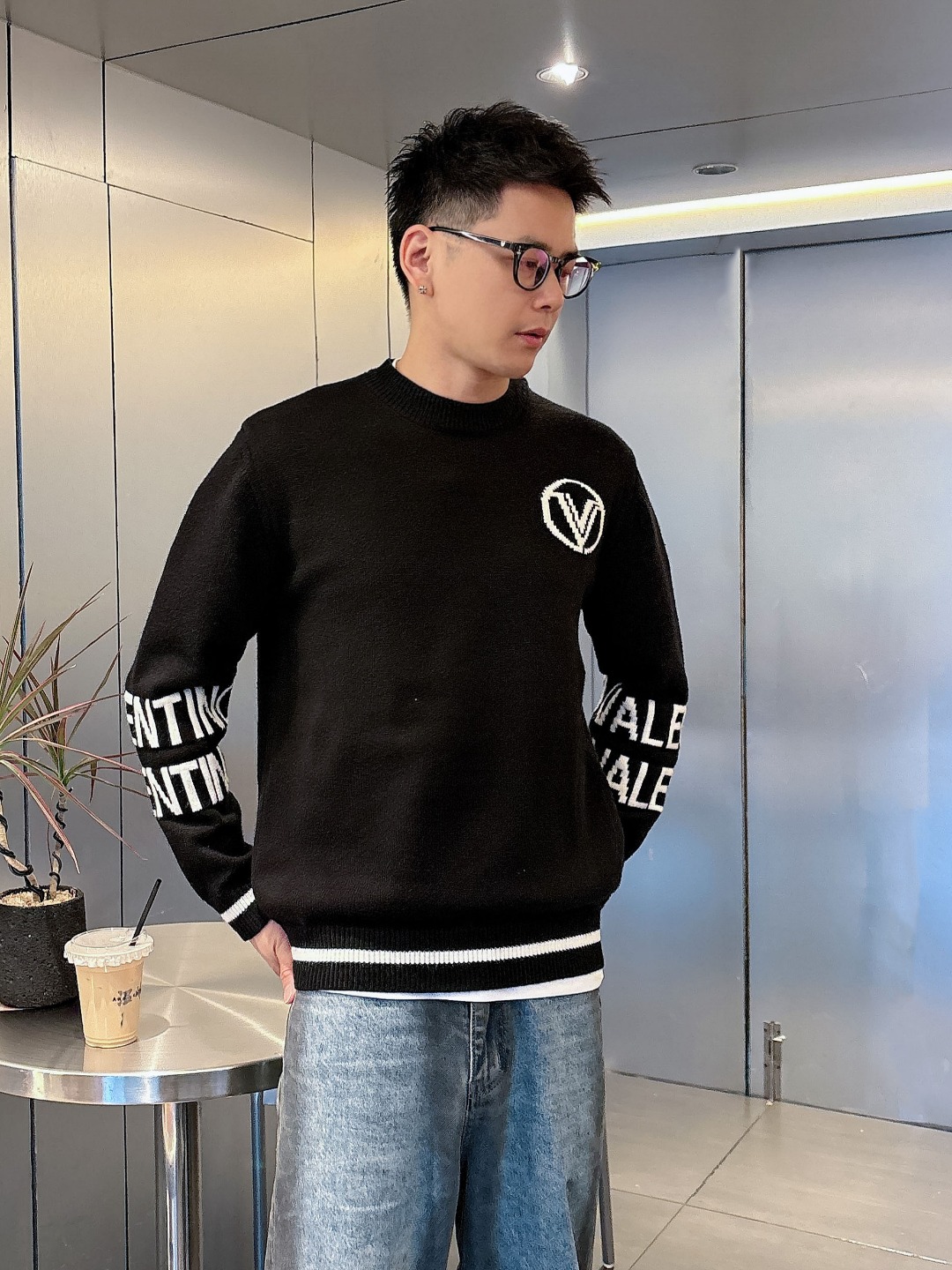 NO:565058,Sweater 2025 autumn and winter latest series, 1:1 top replica at the counter, all in good condition!  A must-have item for fashionistas!  Those who know the goods should hurry up and get started. Sizes M~XXL,,sweaters,alexander wang19860909毛衣 2025秋冬最新系列,专柜1:1顶级复刻,全品相！潮人必备单品！懂货的老铁赶紧下手 尺码M~XXL,,sweaters,alexander wang,Men's clothing