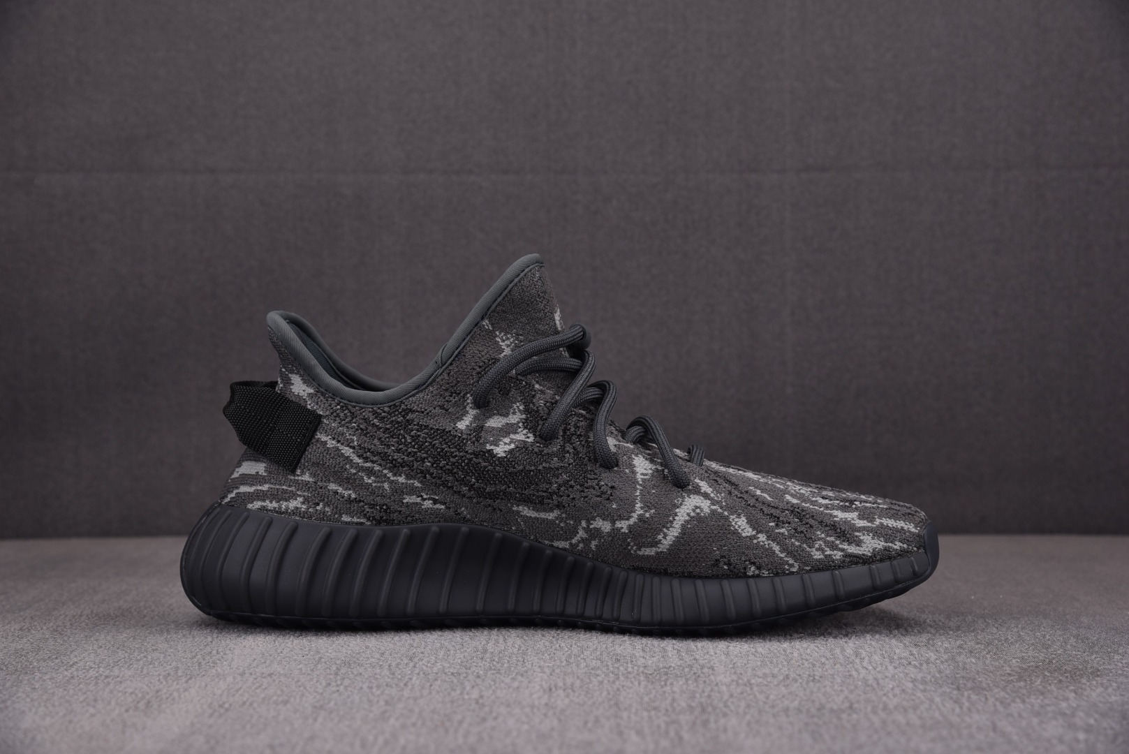 Yeezy尺码:36-48偏小半码总裁R版出品-YeezyBoost350V2“DarkSalt”深黑盐