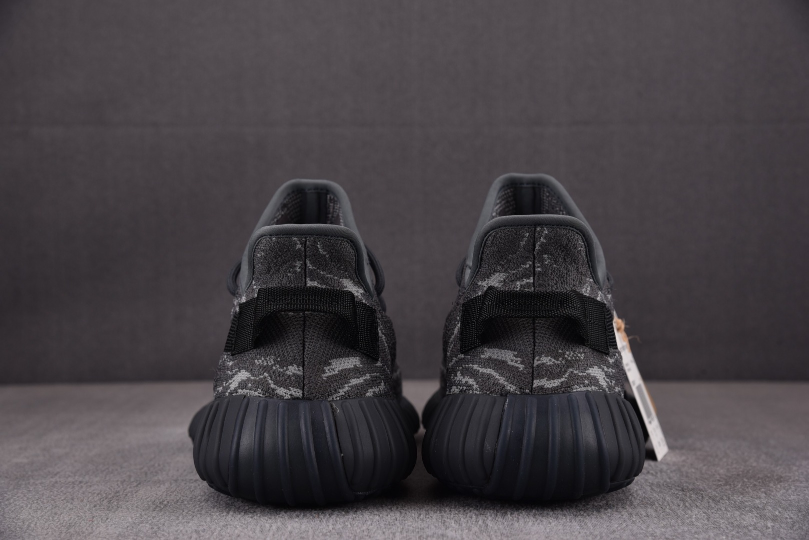 Yeezy尺码:36-48偏小半码总裁R版出品-YeezyBoost350V2“DarkSalt”深黑盐