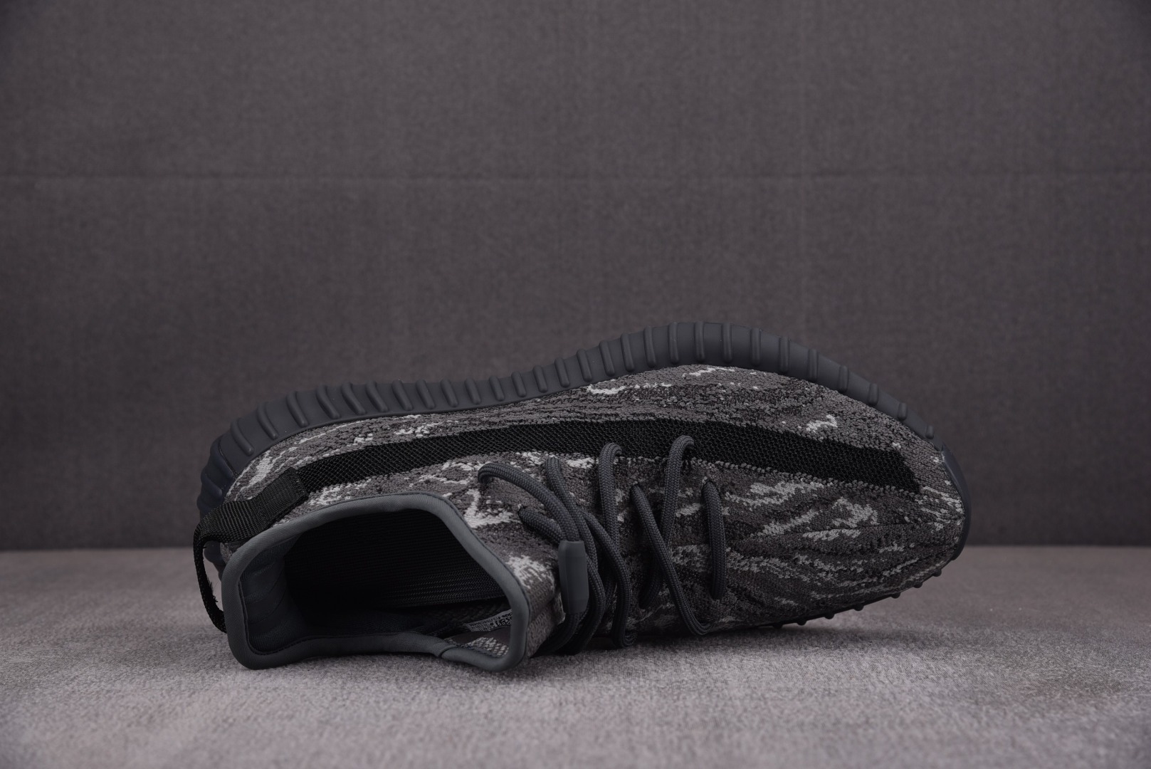 Yeezy尺码:36-48偏小半码总裁R版出品-YeezyBoost350V2“DarkSalt”深黑盐