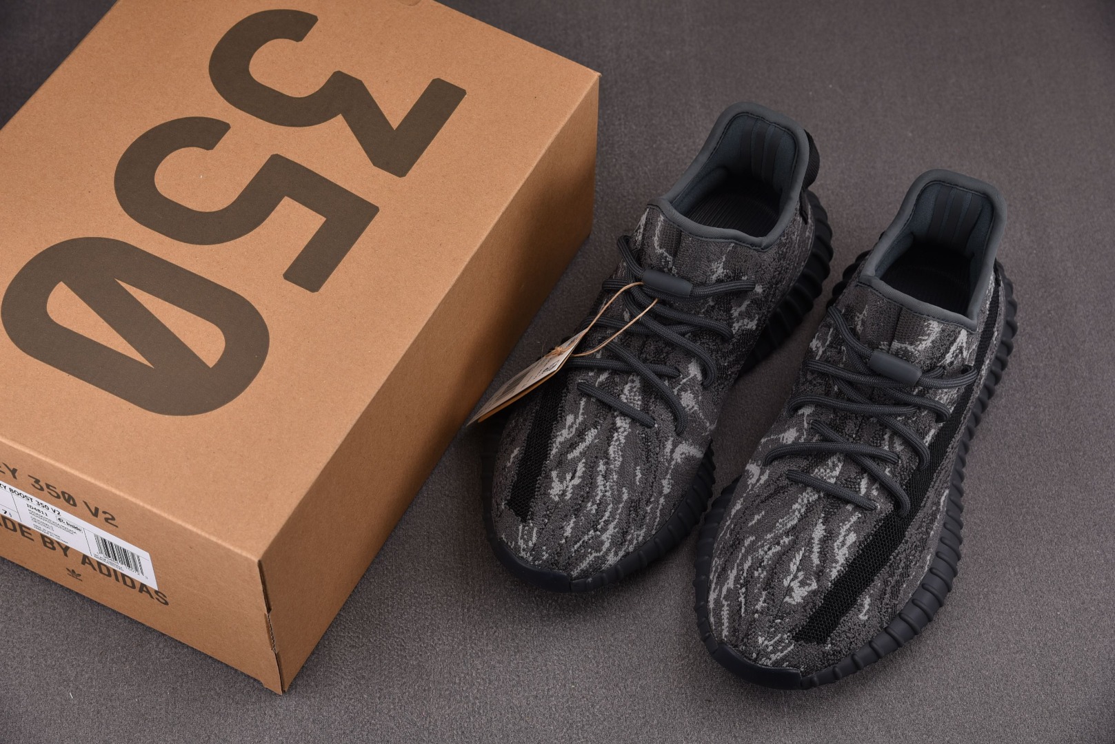 Yeezy尺码:36-48偏小半码总裁R版出品-YeezyBoost350V2“DarkSalt”深黑盐