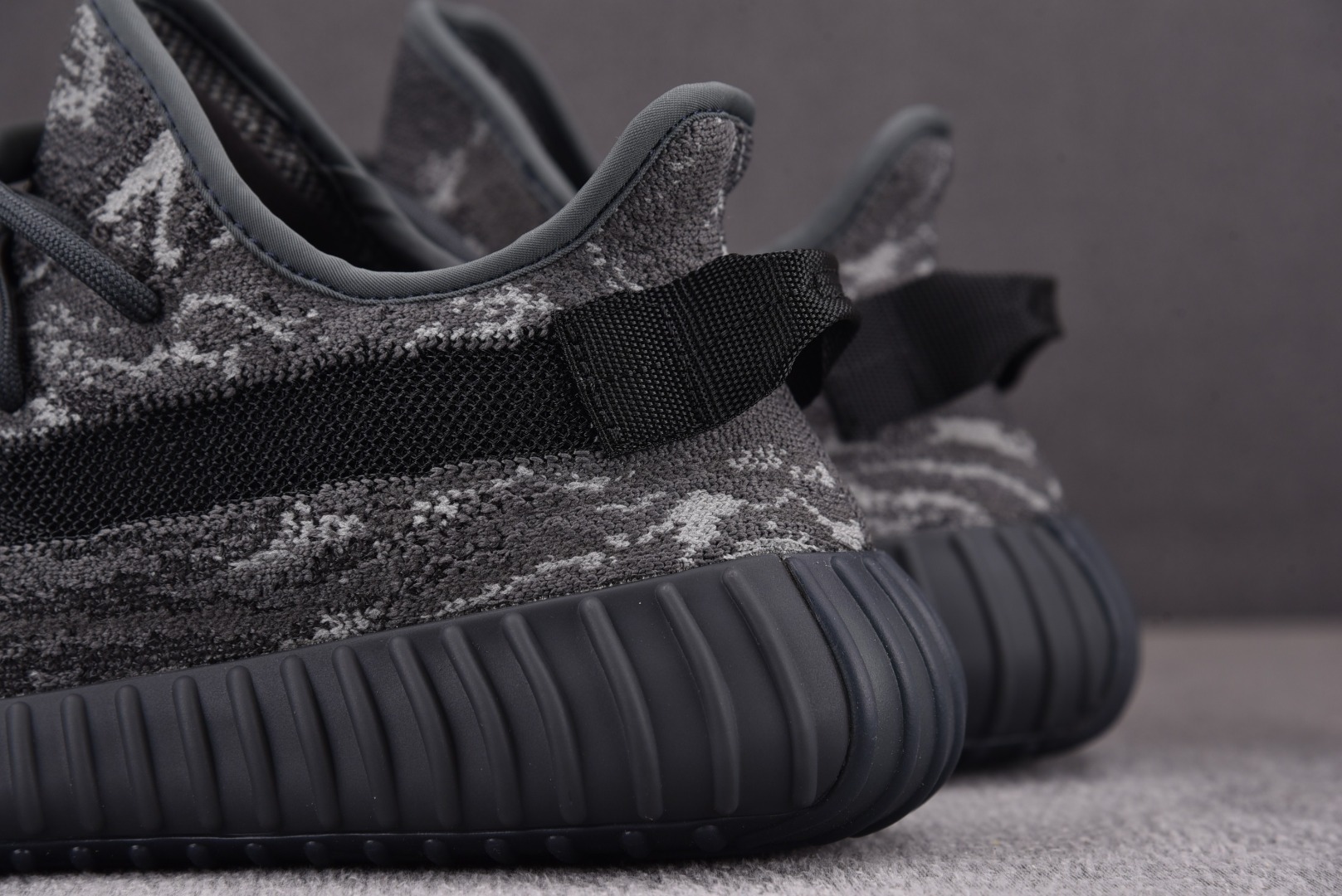 Yeezy尺码:36-48偏小半码总裁R版出品-YeezyBoost350V2“DarkSalt”深黑盐