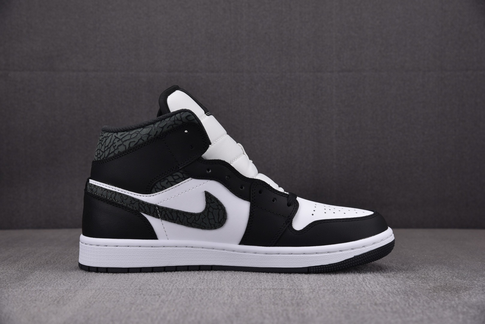 AJmid黑白尺码:40-46总裁R版出品-AirJordan1Mid“PandaElephant”黑白