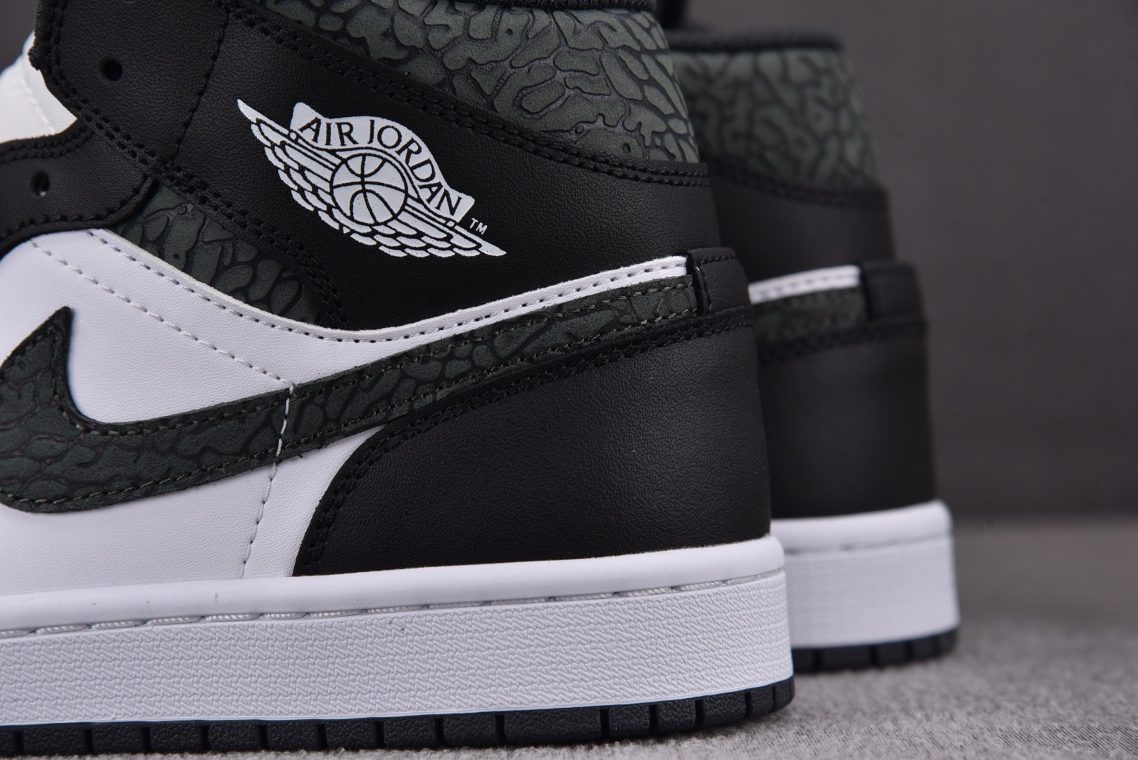 AJmid黑白尺码:40-46总裁R版出品-AirJordan1Mid“PandaElephant”黑白