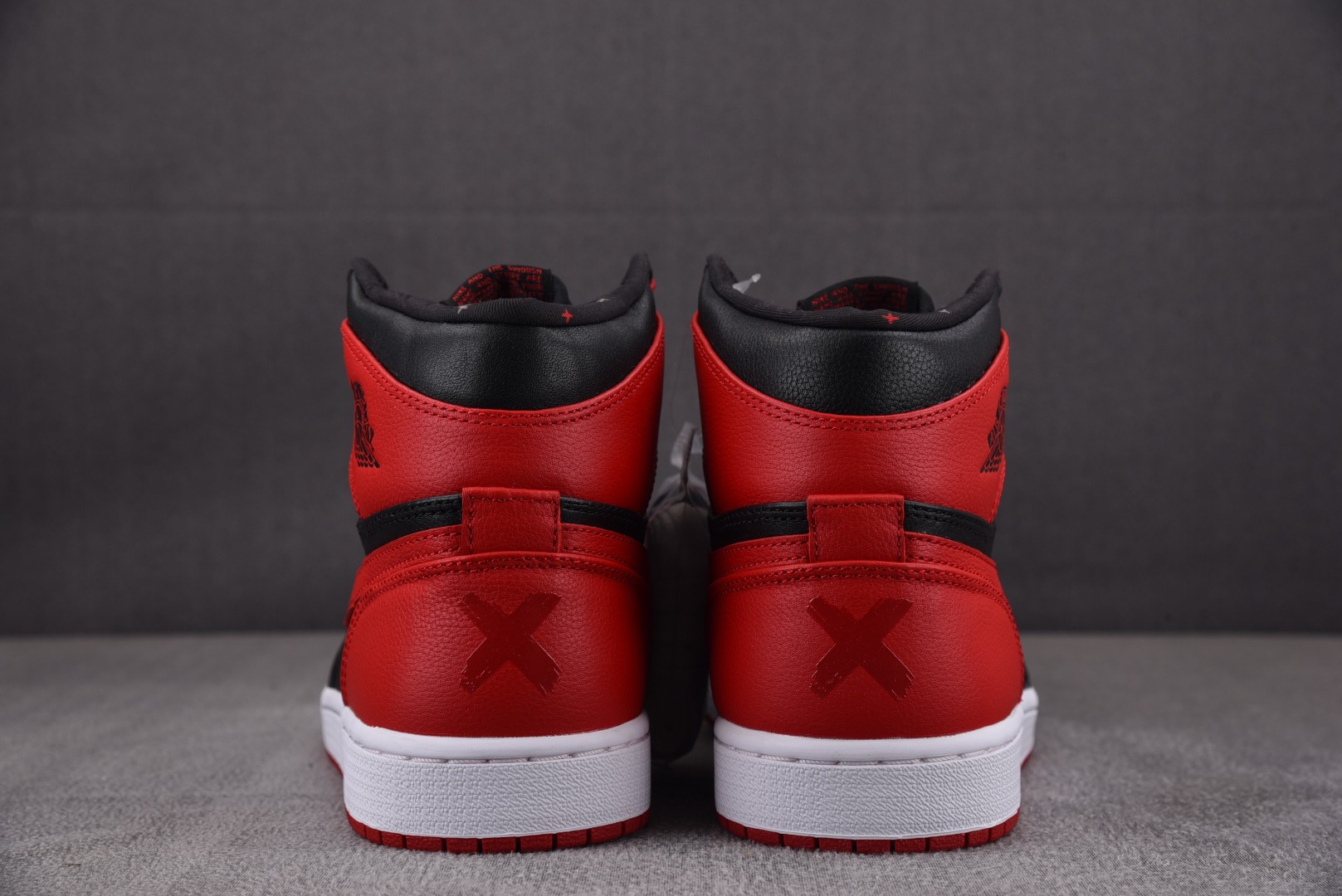 AJ1黑红尺码:40-47.5总裁R版出品-AirJordan1Retro“Banned”2011黑红4