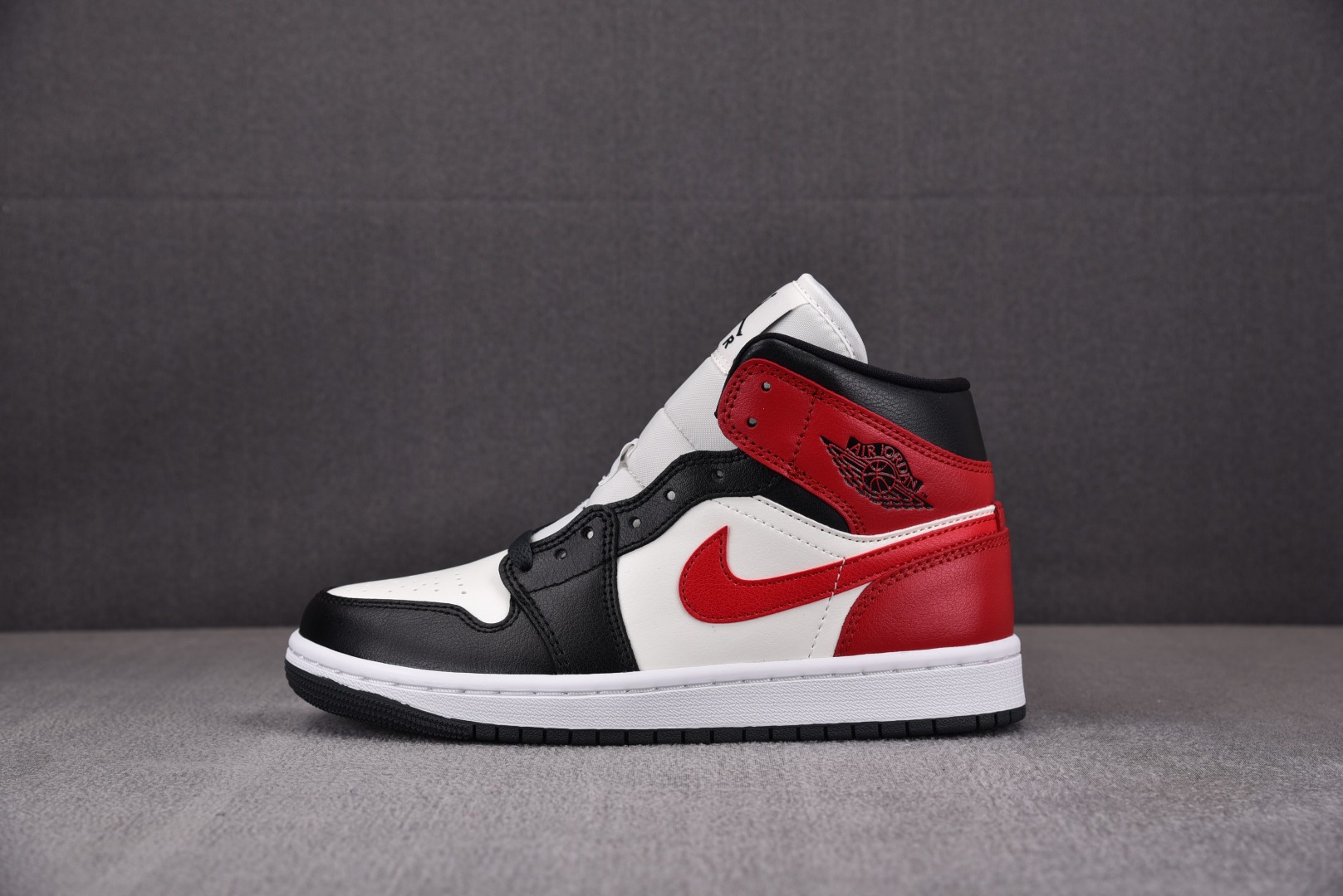 AJMid黑红尺码:35.5-46纯原-WMNSAirJordan1Mid“BlackToe”黑红BQ6