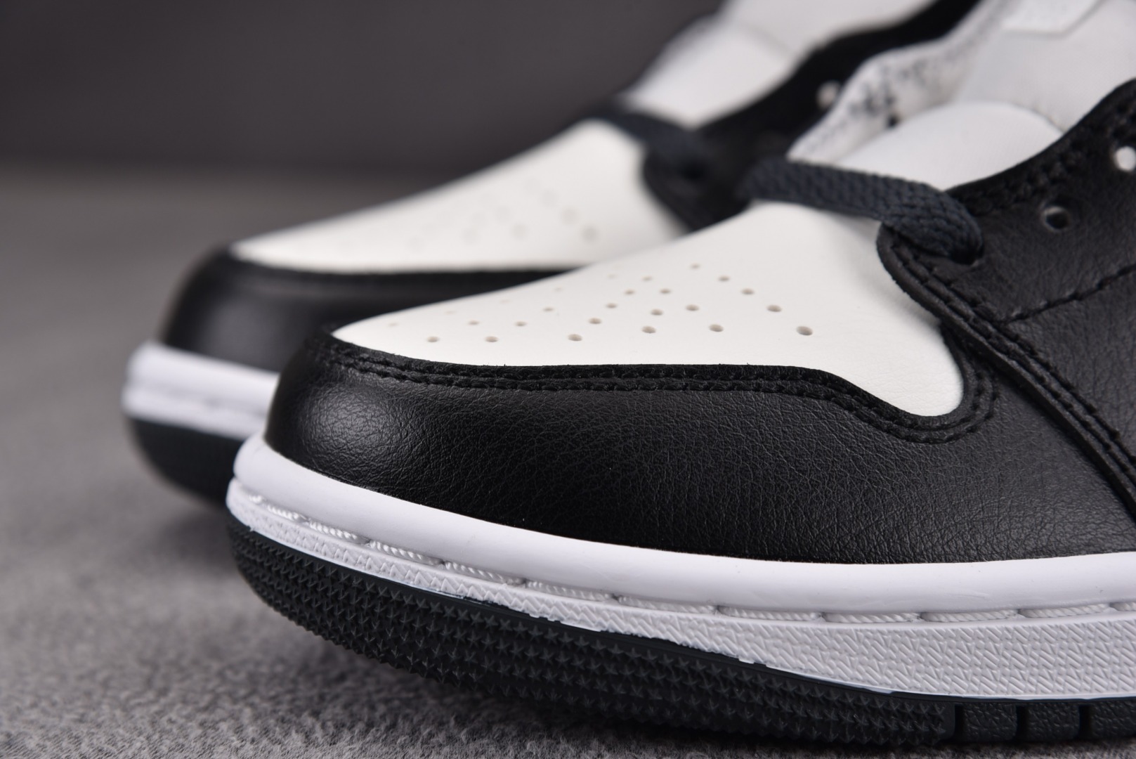 AJMid黑红尺码:35.5-46纯原-WMNSAirJordan1Mid“BlackToe”黑红BQ6