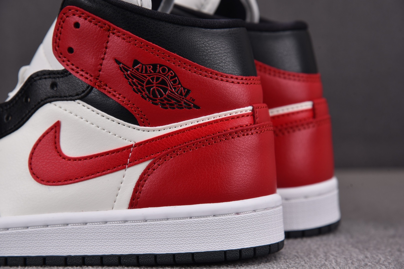 AJMid黑红尺码:35.5-46纯原-WMNSAirJordan1Mid“BlackToe”黑红BQ6