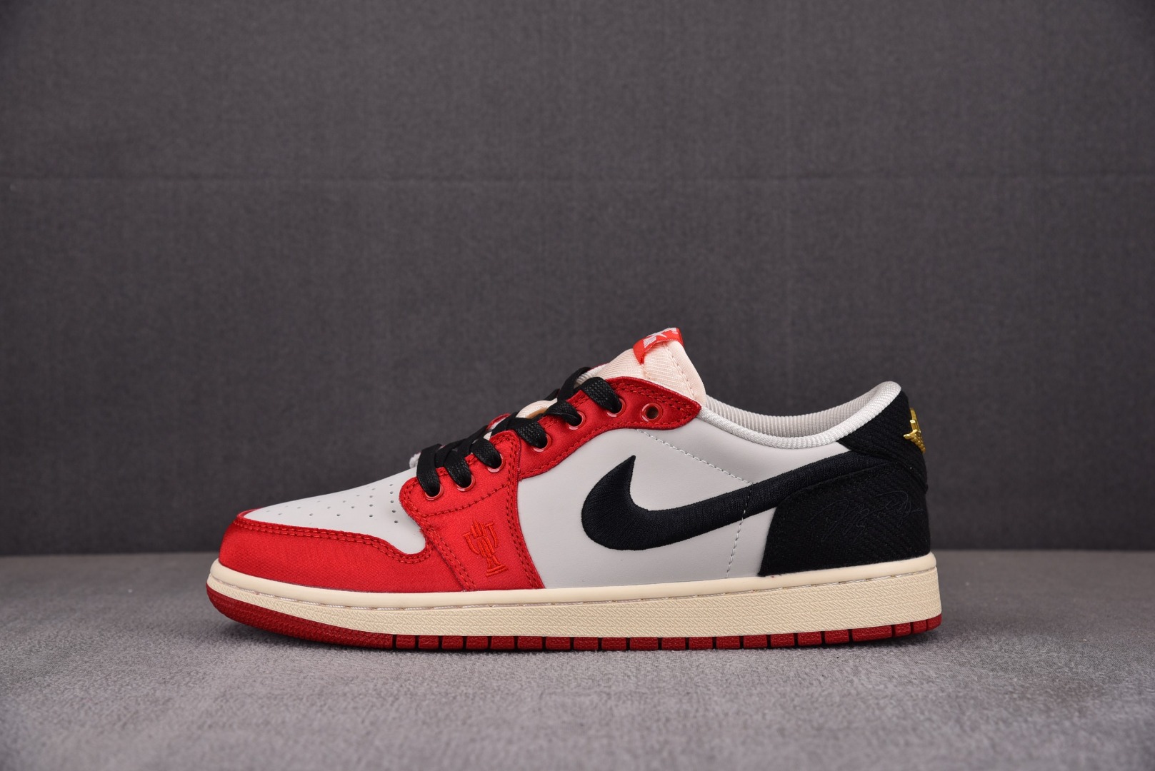 AJLow鞋码36-46纯原出品-TrophyRoomxAJ1LowOG“Away”白黑红FN0432-