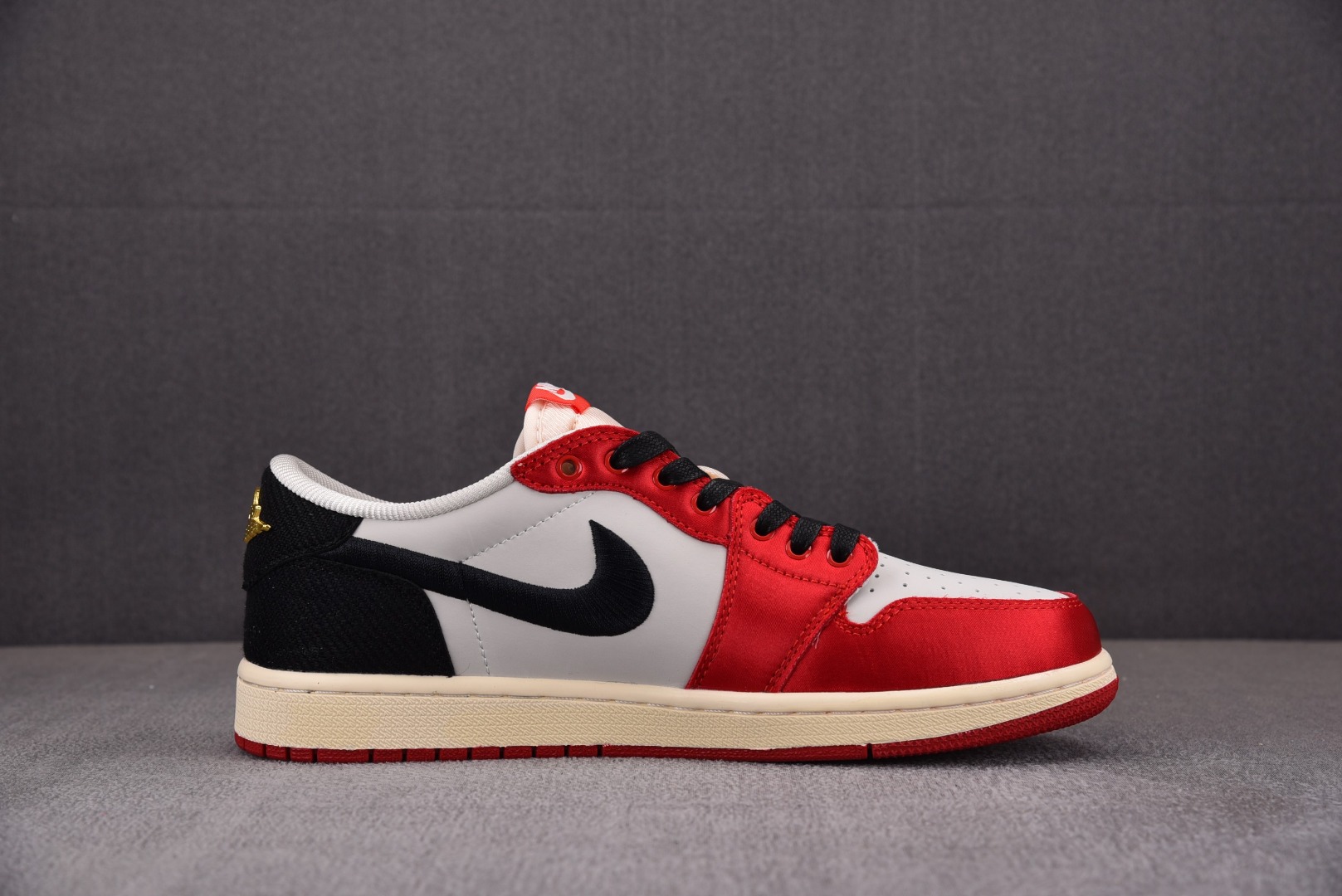 AJLow鞋码36-46纯原出品-TrophyRoomxAJ1LowOG“Away”白黑红FN0432-