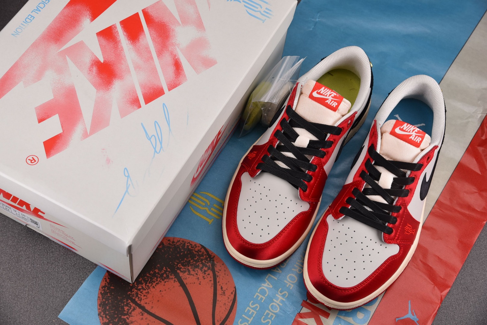 AJLow鞋码36-46纯原出品-TrophyRoomxAJ1LowOG“Away”白黑红FN0432-