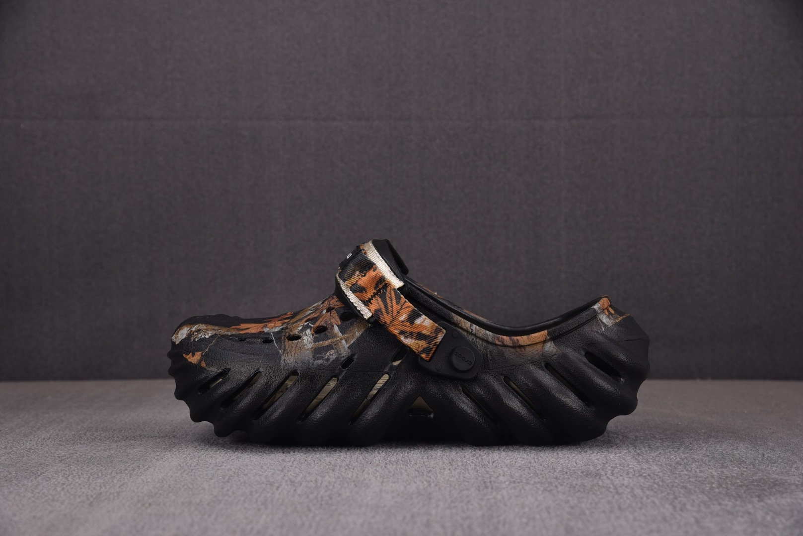 Crocs尺码:36-46偏大一码纯原版出品-CrocsEVA卡骆驰一脚蹬沙滩凉鞋黑色涂鸦YZ01736