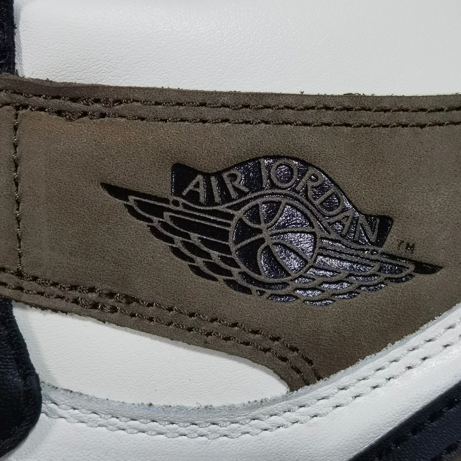 AJ1小倒钩尺码:40-48纯原版出品-AirJordan1DarkMochaAJ1小倒钩黑棕黑摩卡高帮