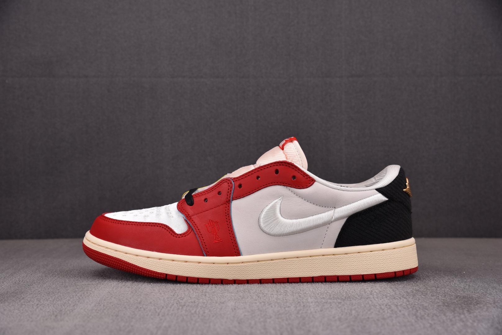 AJLow尺码:40-47.5纯原版出品-TrophyRoomxAJ1Low“Home”白红HV6157