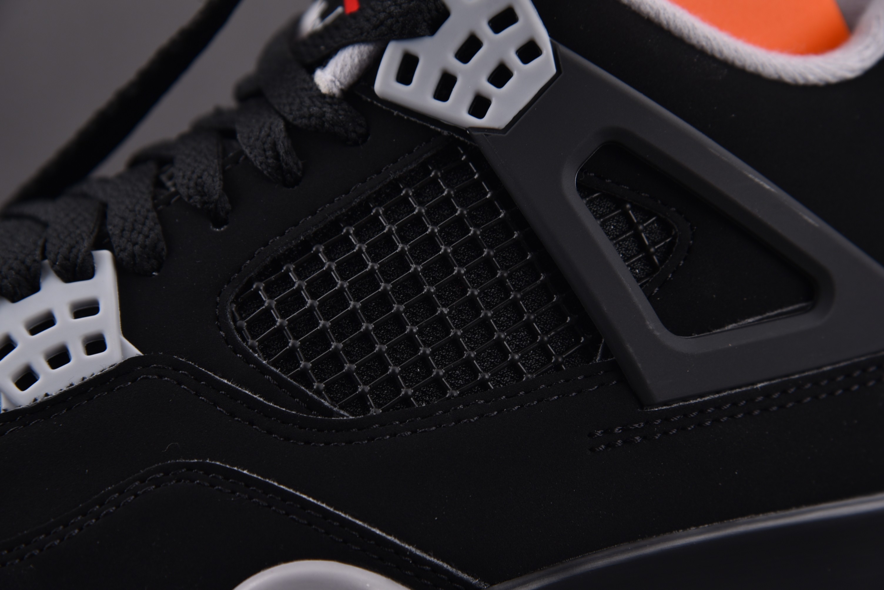 AJ4黑红公牛 鞋码：40.5-48.5 带半码

纯原版出品-Air Jordan 4 Retro B