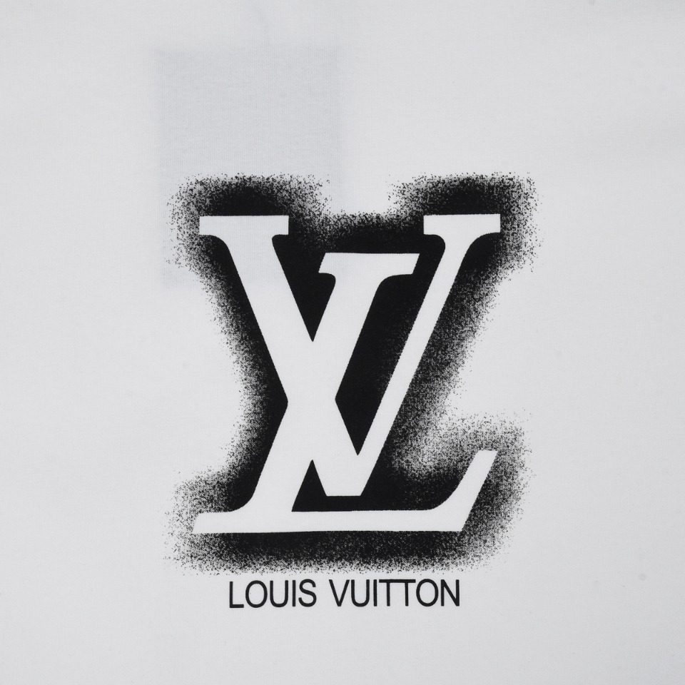 s Vuitton/路易威登 1854 简约印花短袖 大Logo标识精致升级灵感源自八十年代复古印花 原版面料 官方同款 定制240克同缸染面料 手感非常舒服 春夏最新砖柜同步 时尚又个性 超级百搭好看的一款 男女都非常合适 人手必备款 吊牌 领标 水洗麦 三标齐全 颜色 白色 黑色 尺码 XS S M L