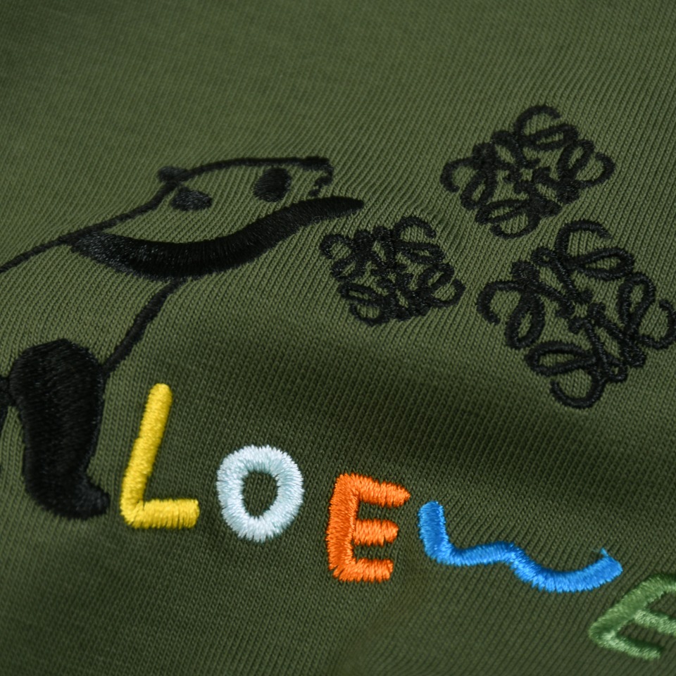 新款上架2024ss春夏新款LO*WE短袖T恤刺绣工艺可爱熊猫玩耍设计寓意着无拘束的自由和简单纯粹的快乐
