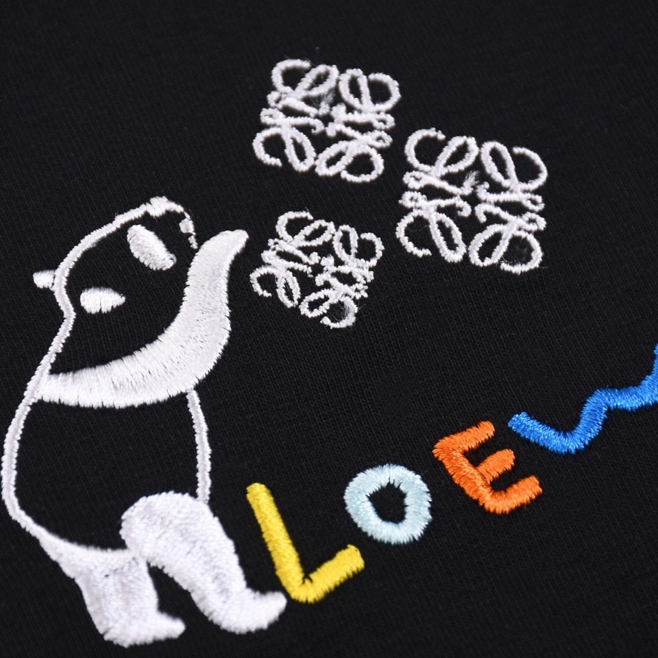 新款上架2024ss春夏新款LO*WE短袖T恤刺绣工艺可爱熊猫玩耍设计寓意着无拘束的自由和简单纯粹的快乐