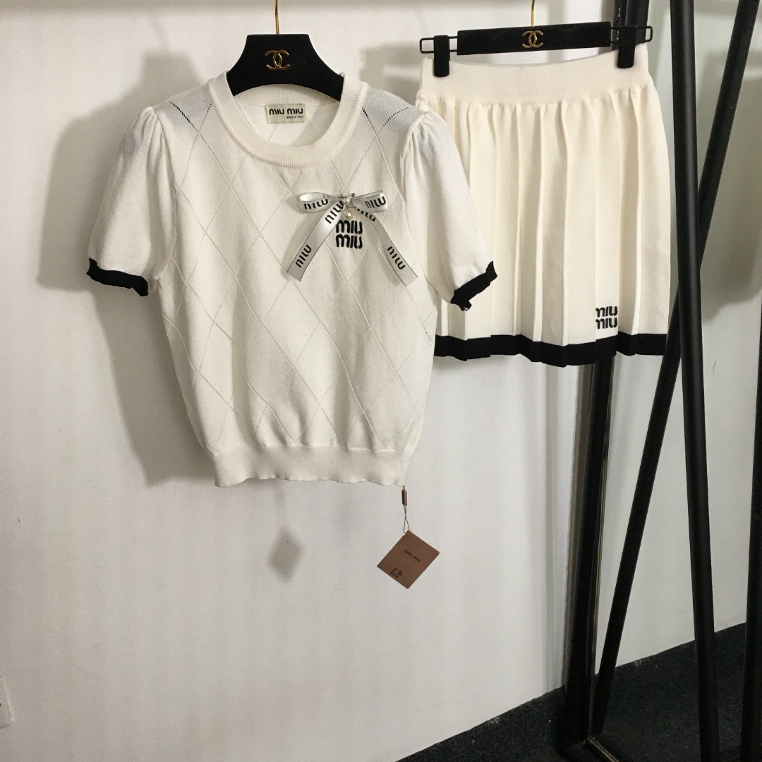 NO:858094,Style number 2066 Miumi* new knitted suit, age-reducing bow decorated embroidered letters short-sleeved sweater + short skirt, white, black, gray, [one size fits all; bust 86, sleeve length 23, length 53; waist 60 stretch, length 43], Miumiu-clothing, miumiu, skirts, T-shirt,19860909款号2066 Miumi*新款针织套装,减龄蝴蝶结装饰刺绣字母短袖针织衫+短半裙,白色,黑色,灰色,【均码；胸围86,袖长23,衣长53；腰围60弹力,长43】,缪缪-服装,miumiu,skirts,T-shirt,,Women's clothing
