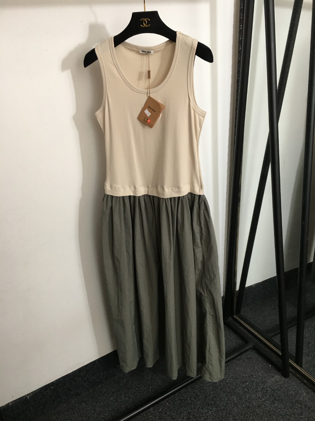NO:863608,Style No. 3849 Miumi* new style gold thread embroidered letter patch color block sleeveless vest dress, apricot, black, SML, [M size; bust 80, length 128], Miumi-clothing, miumiu, skirts,19860909款号3849 Miumi*新款 金线刺绣字母贴布 拼色拼接无袖背心连衣裙,杏色,黑色,SML,【M码；胸围80,长128】,缪缪-服装,miumiu,skirts,,Women's clothing