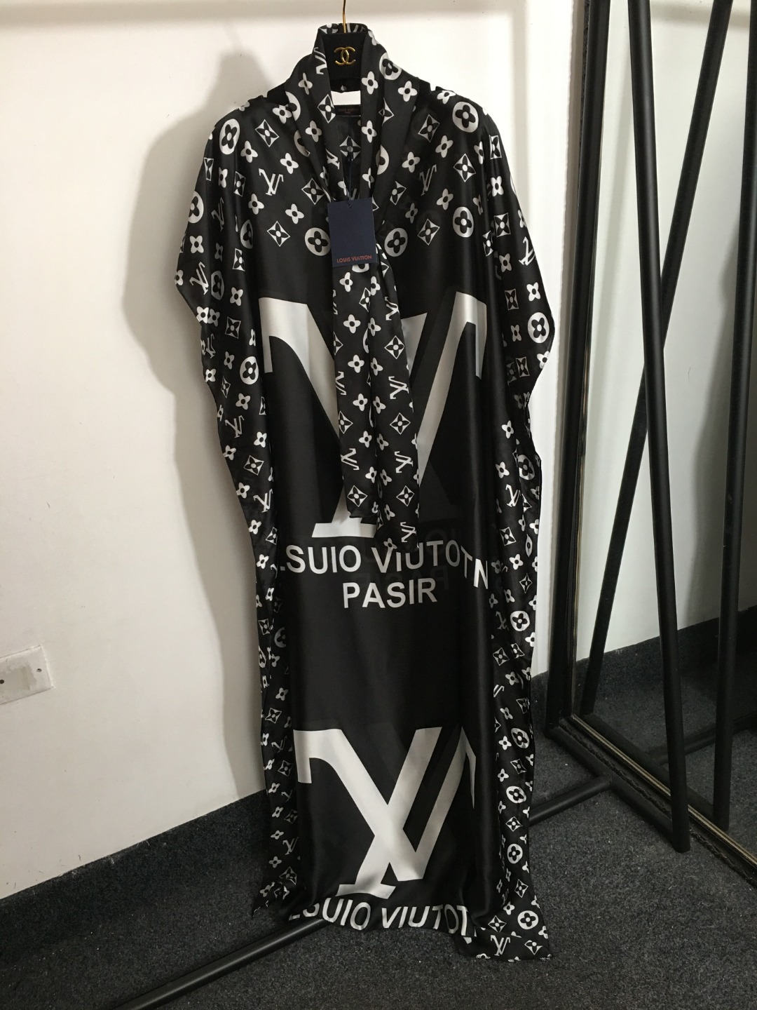 NO:822405,Style No. 4204 LV* new style Presbyopia logo print tie-neck bat-sleeve loose dress with belt (can be used as scarf, headscarf, belt), black, blue, yellow, [one size fits all; total length 153], Louis Vuitton-clothing, louis vuitton, louis vuitton, skirts,19860909款号4204 LV*新款 老花logo印花 系带领蝙蝠袖宽松连衣裙,配腰带（可当围巾、头巾、腰带）,黑色,蓝色,黄色,【均码；总长153】,路易威登-服装,louis vuitton,louis vuitton,skirts,,Women's clothing