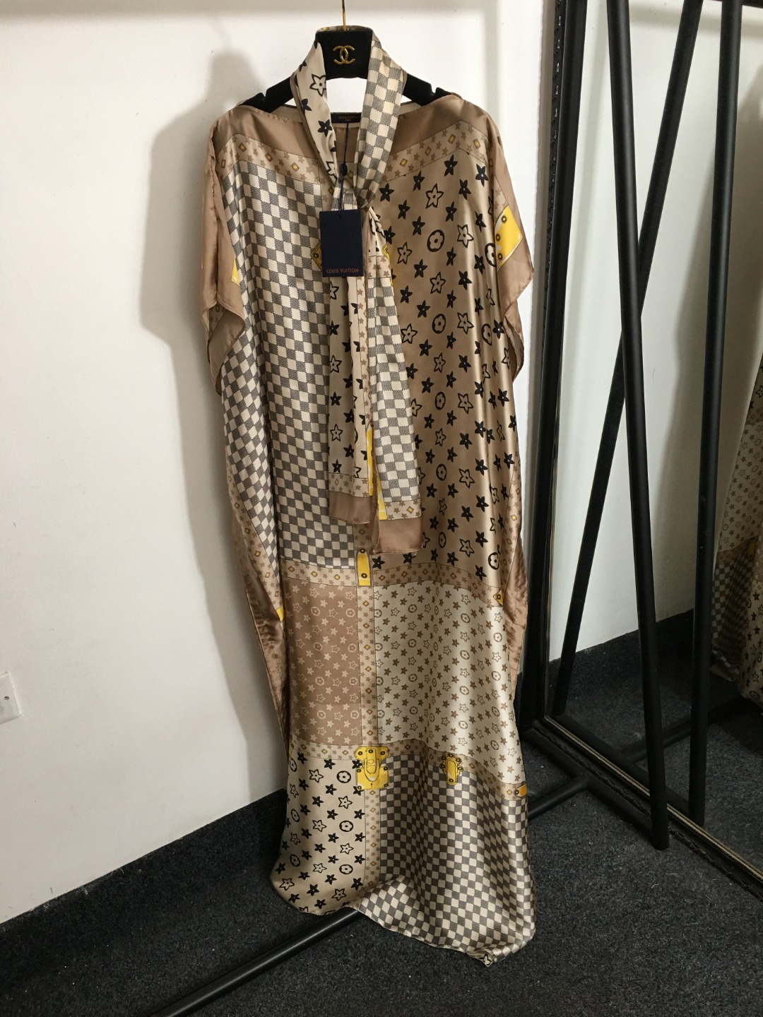 NO:822438,Style No. 4206 LV* new style, presbyopia logo color block printing, tie-neck loose dress with bat sleeves, with belt (can be used as a scarf, headscarf, belt), khaki, [one size fits all; total length 153], Louis Vuitton-clothing, louis vuitton, louis vuitton, skirts,19860909款号4206 LV*新款 老花logo拼色印花 系带领蝙蝠袖宽松连衣裙,配腰带（可当围巾、头巾、腰带）,卡其色,【均码；总长153】,路易威登-服装,louis vuitton,louis vuitton,skirts,,Women's clothing